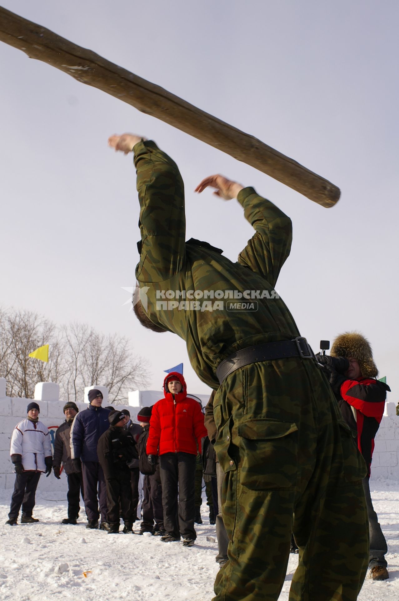 Масленица в Новосибирском военном институте. Солдат метает бревно.