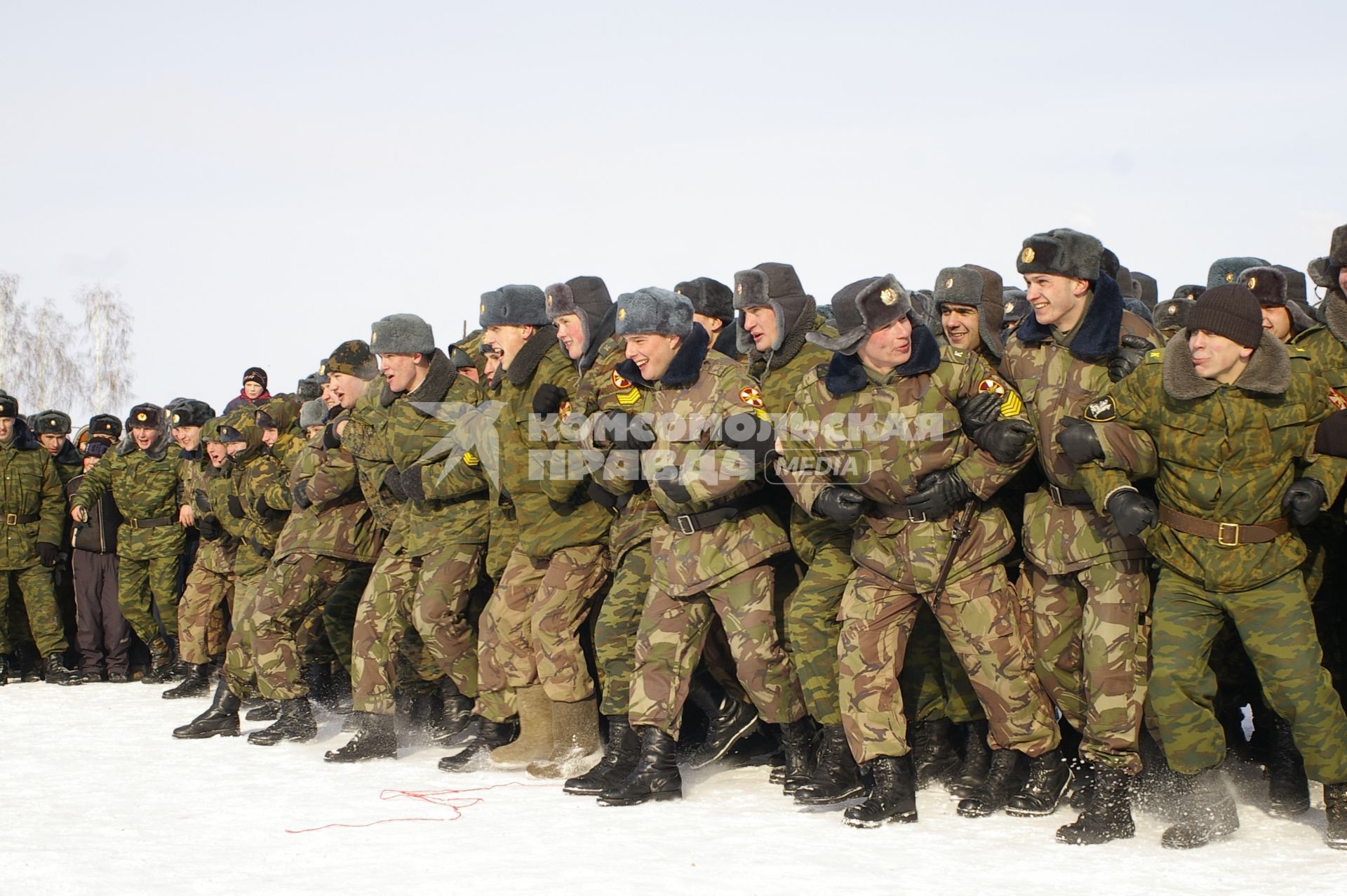 Масленица в Новосибирском военном институте. Солдаты готовятся к битве стенка на стенку.