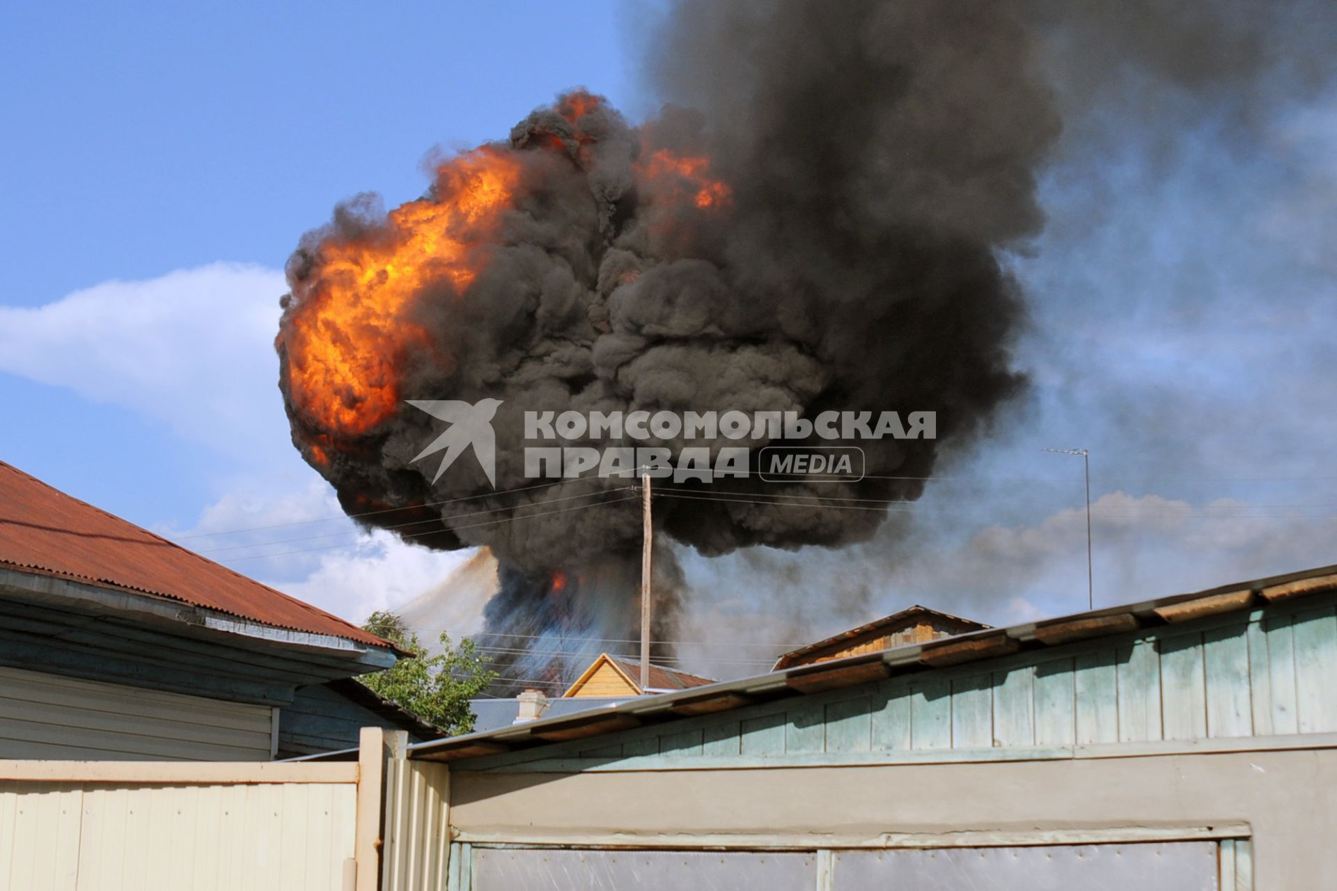 Пожар в частном секторе Новосибирска, взорвались газовые баллоны в горящем доме.