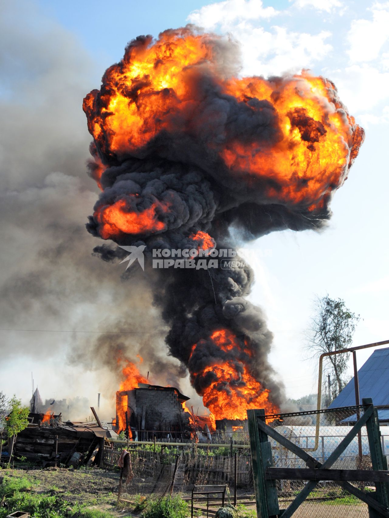 Пожар в частном секторе Новосибирска, взорвались газовые баллоны в горящем доме.