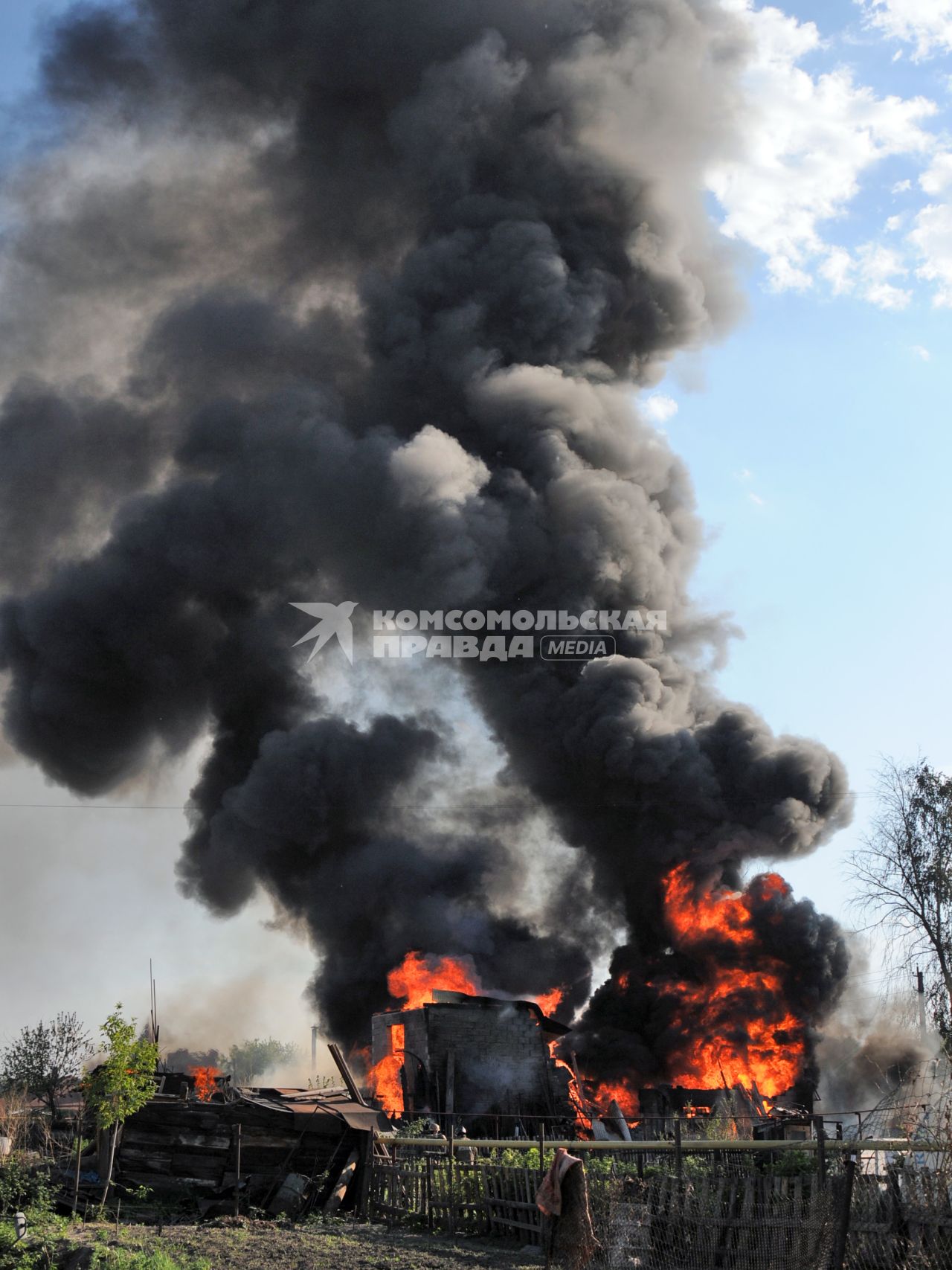 Пожар в частном секторе Новосибирска, взорвались газовые баллоны в горящем доме.