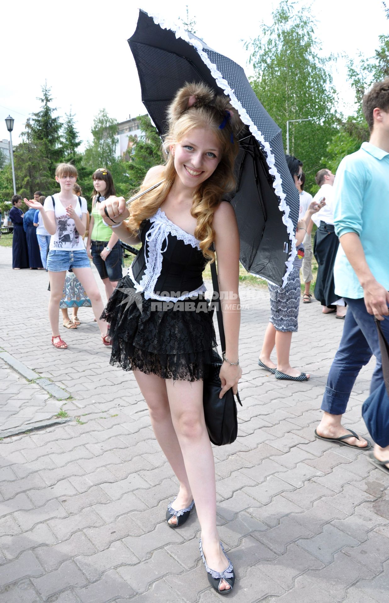 Девушка в черном платье с зонтом.