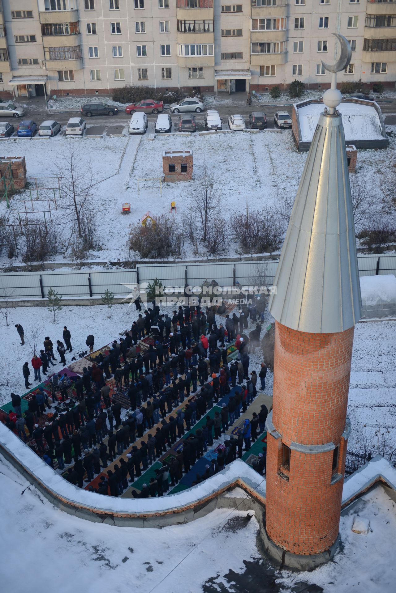 Праздник Курбан-Байрам в Новосибирске. На снимке: мусульмане на улице около мечети.