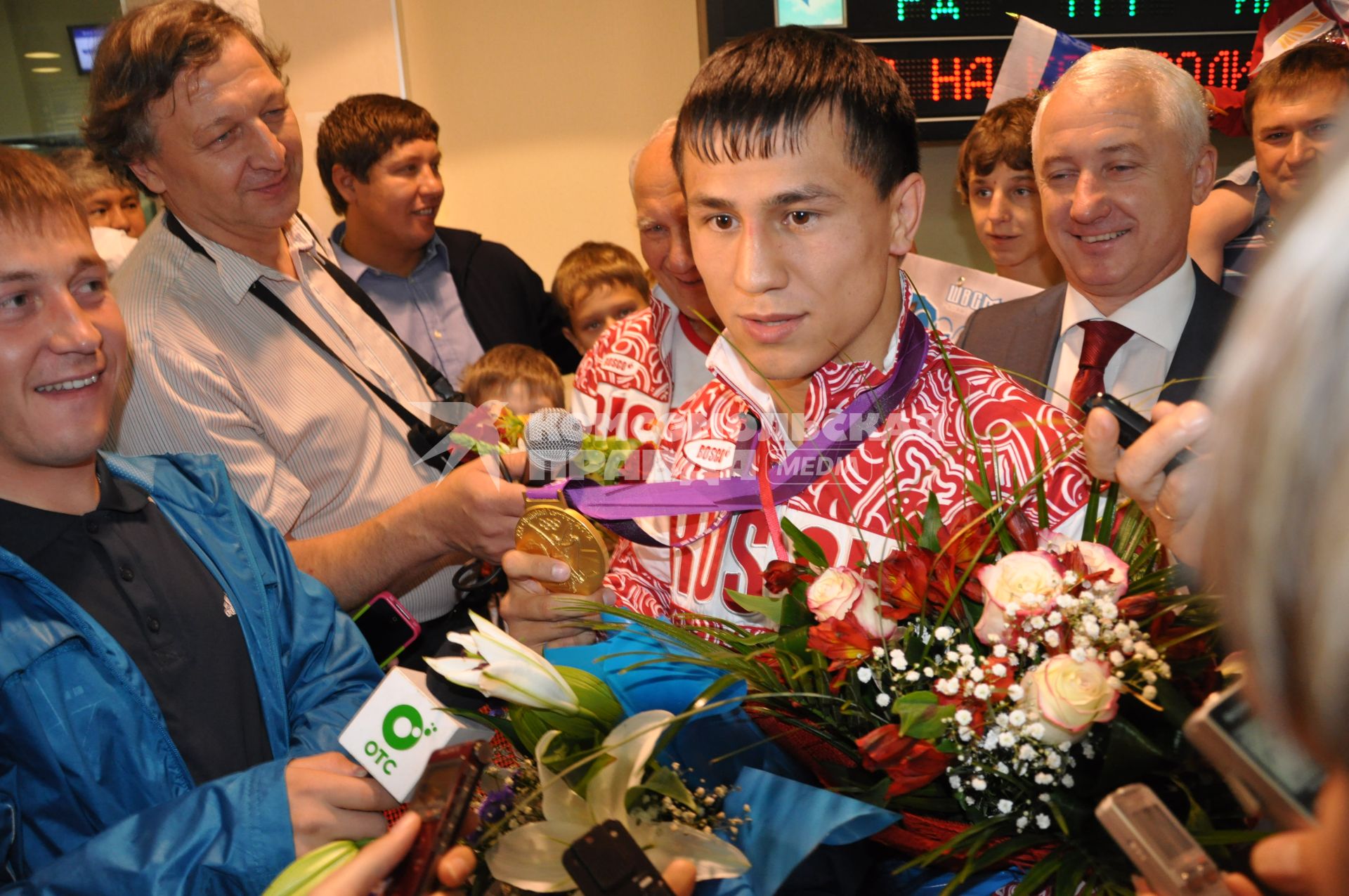 В Новосибирске встретили Романа Власова - Олимпийского чемпиона по греко-римской борьбе.