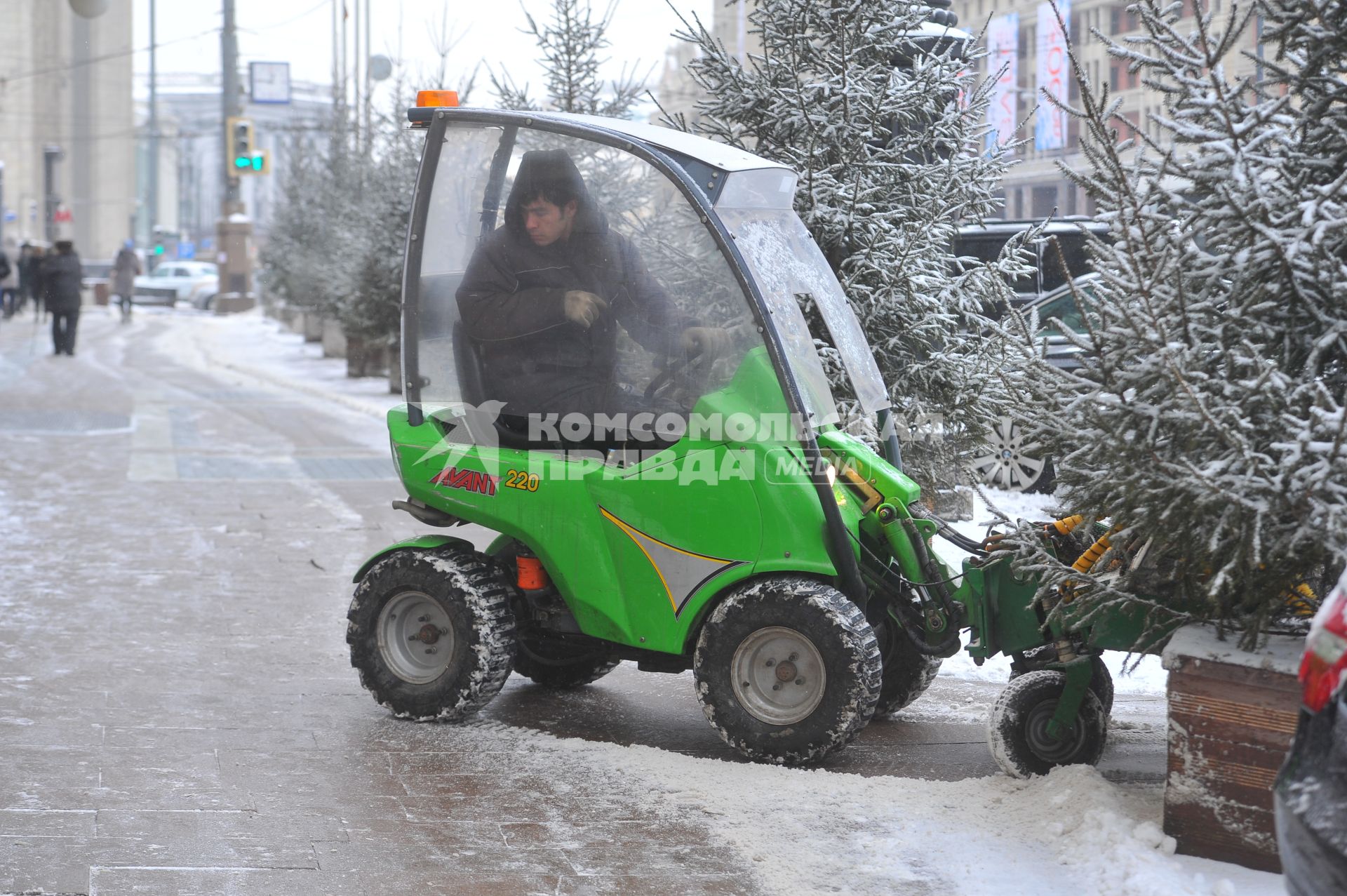 Чистка снега на улице города.