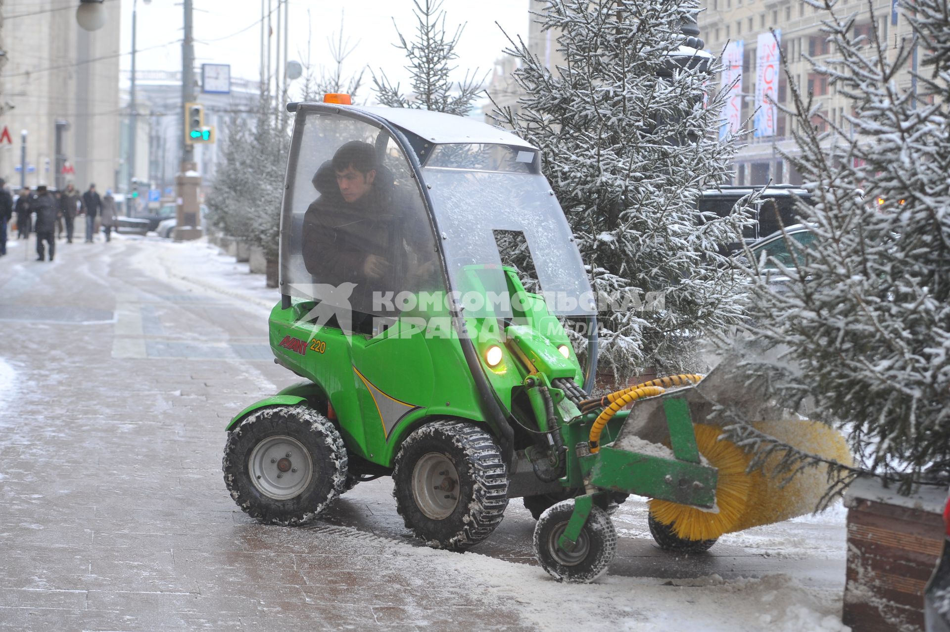 Чистка снега на улице города.