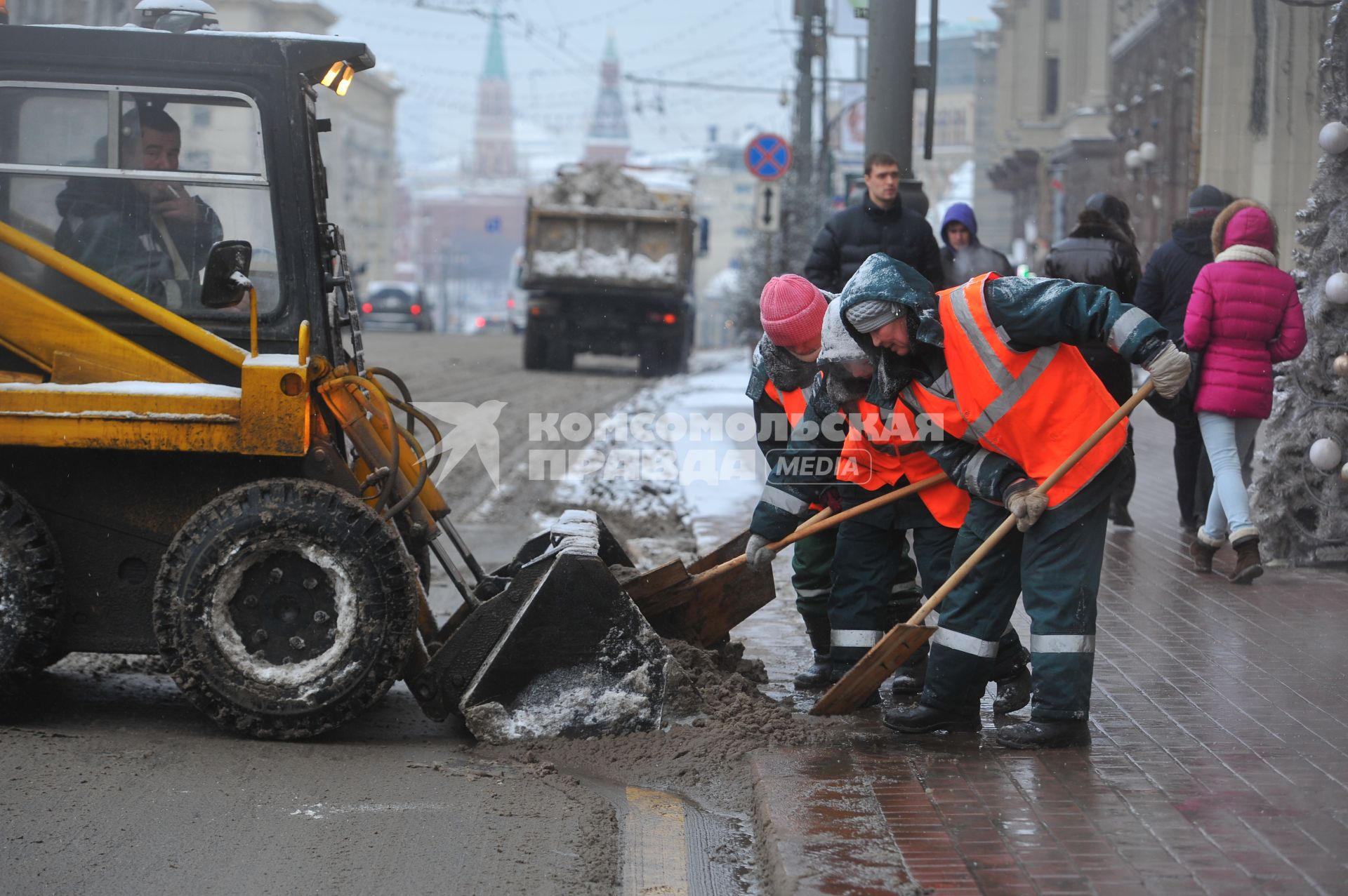 Тверская ул.. Чистка снега на улице города.