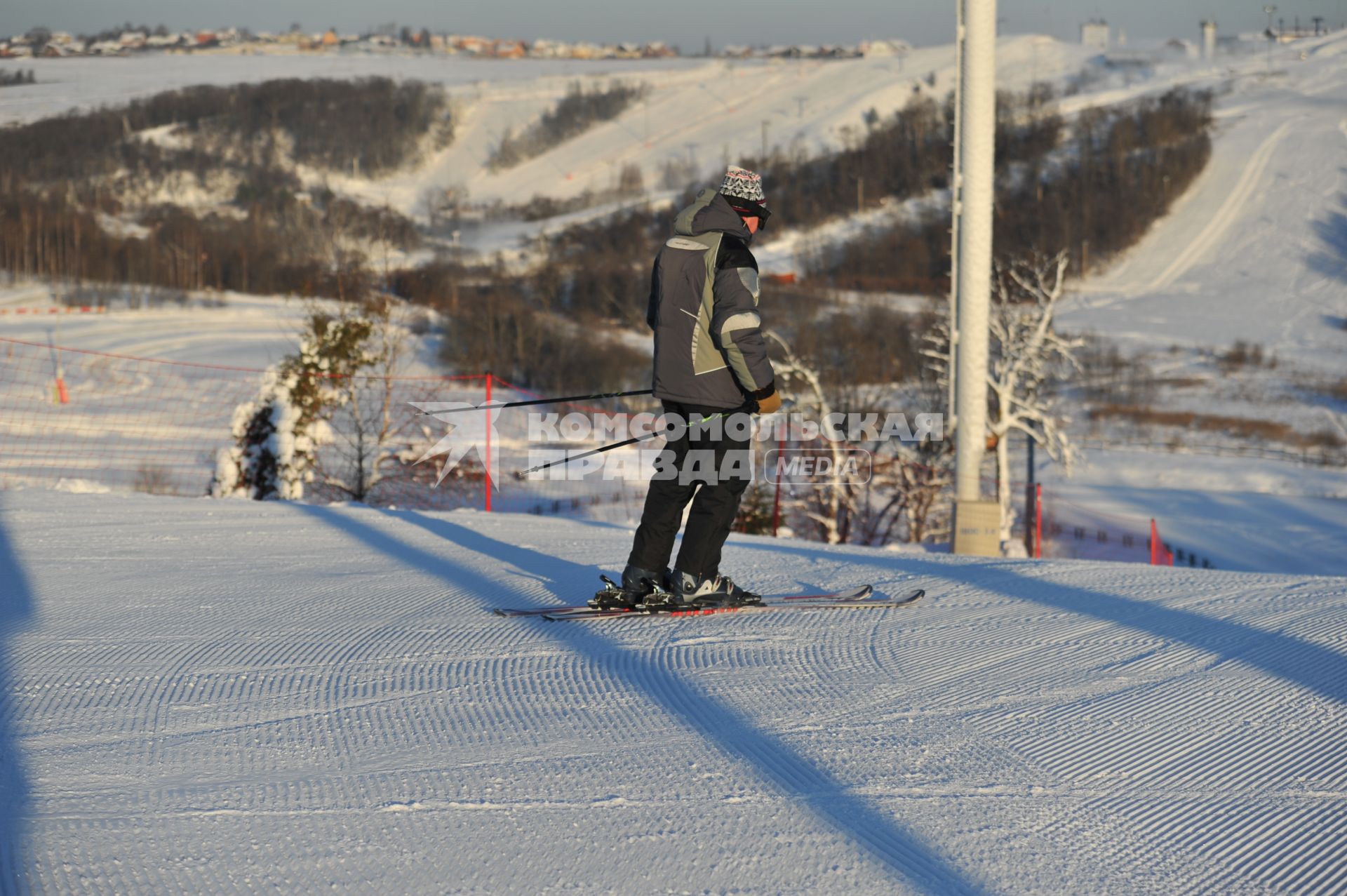 Спортивно-развлекательный парк `Яхрома`. На снимке: горнолыжник.