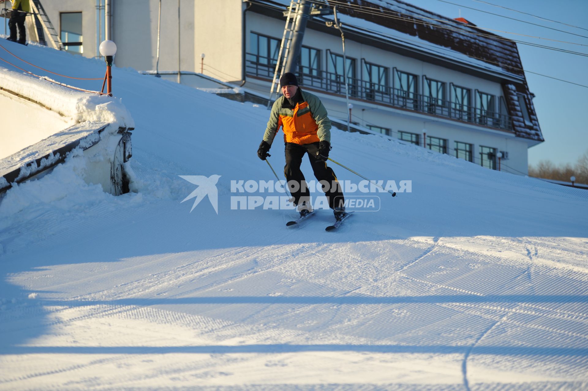 Спортивно-развлекательный парк `Яхрома`. На снимке: горнолыжник.