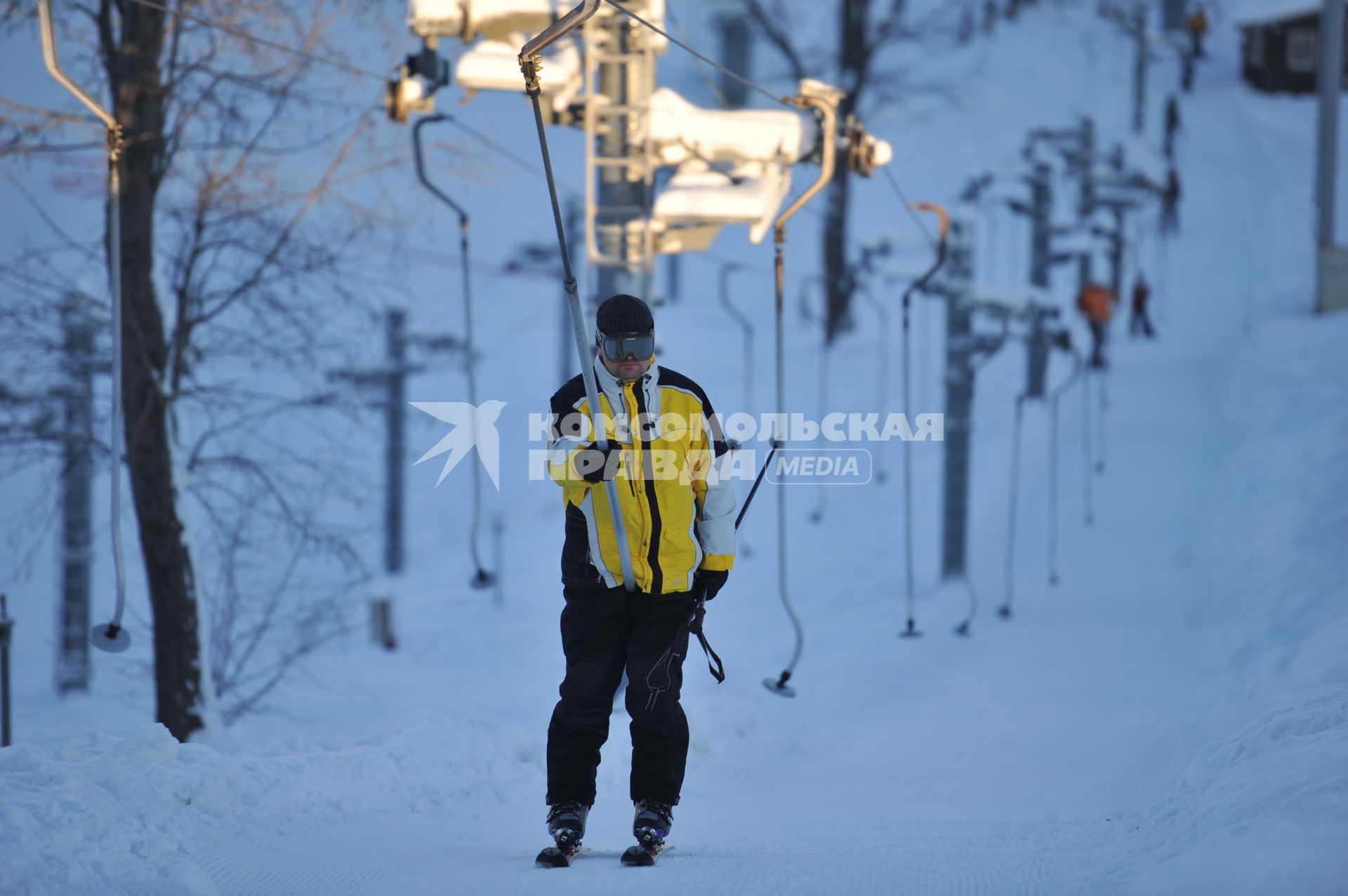 Спортивно-развлекательный парк `Яхрома`. На снимке: горнолыжник на подъемнике.