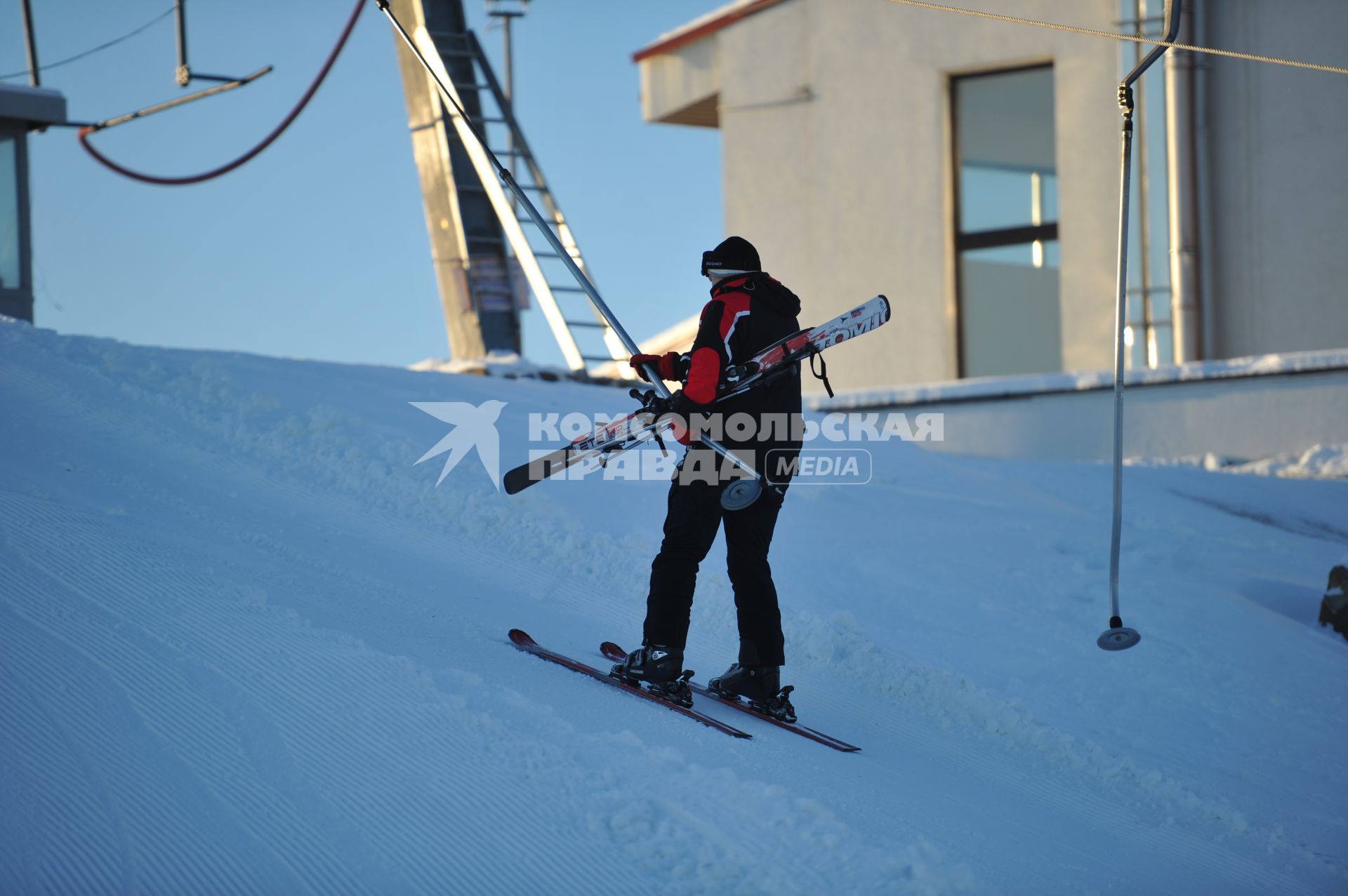 Спортивно-развлекательный парк `Яхрома`. На снимке: горнолыжник на подъемнике.