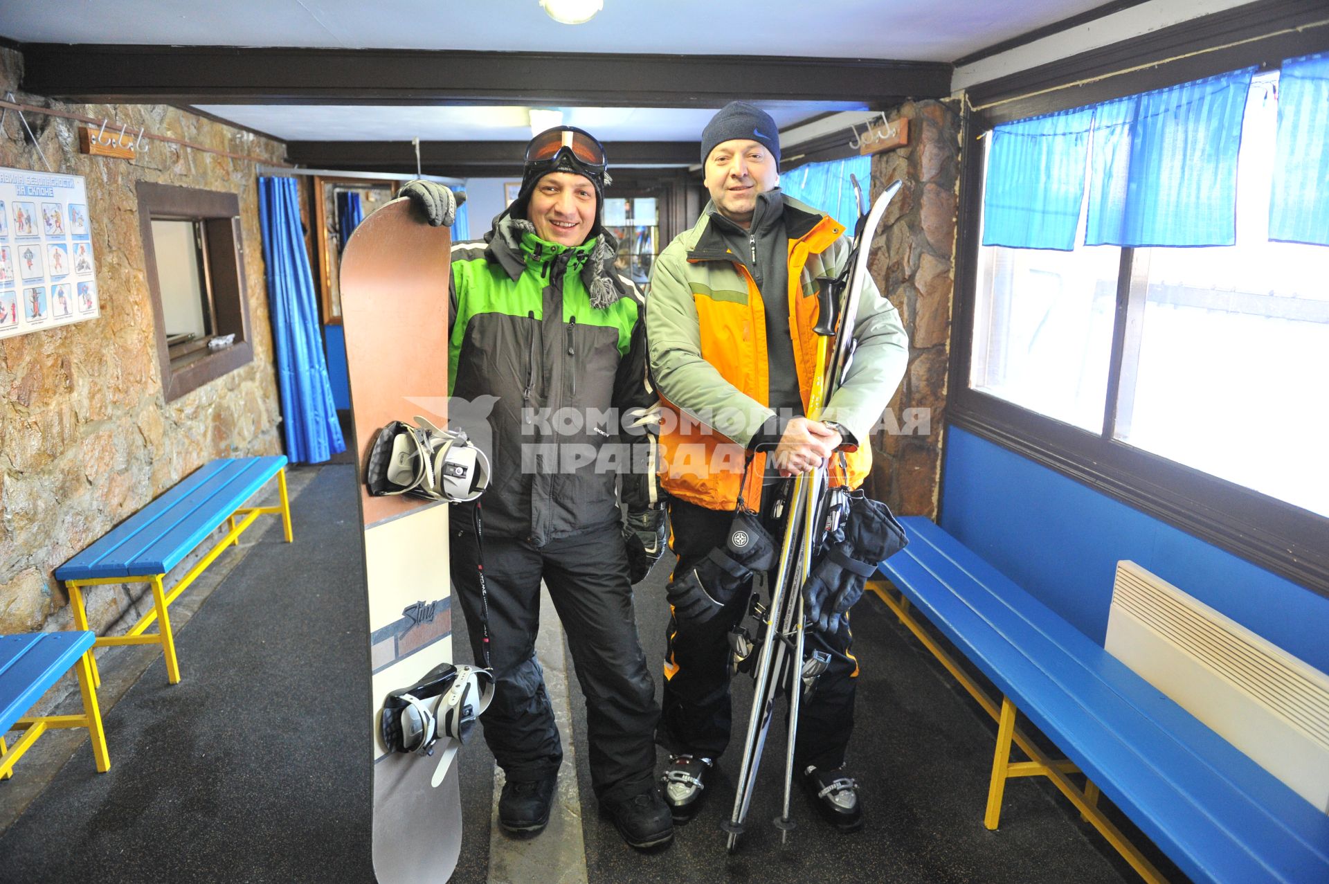 Спортивно-развлекательный парк `Яхрома`. На снимке: сноубордист и горнолыжник.