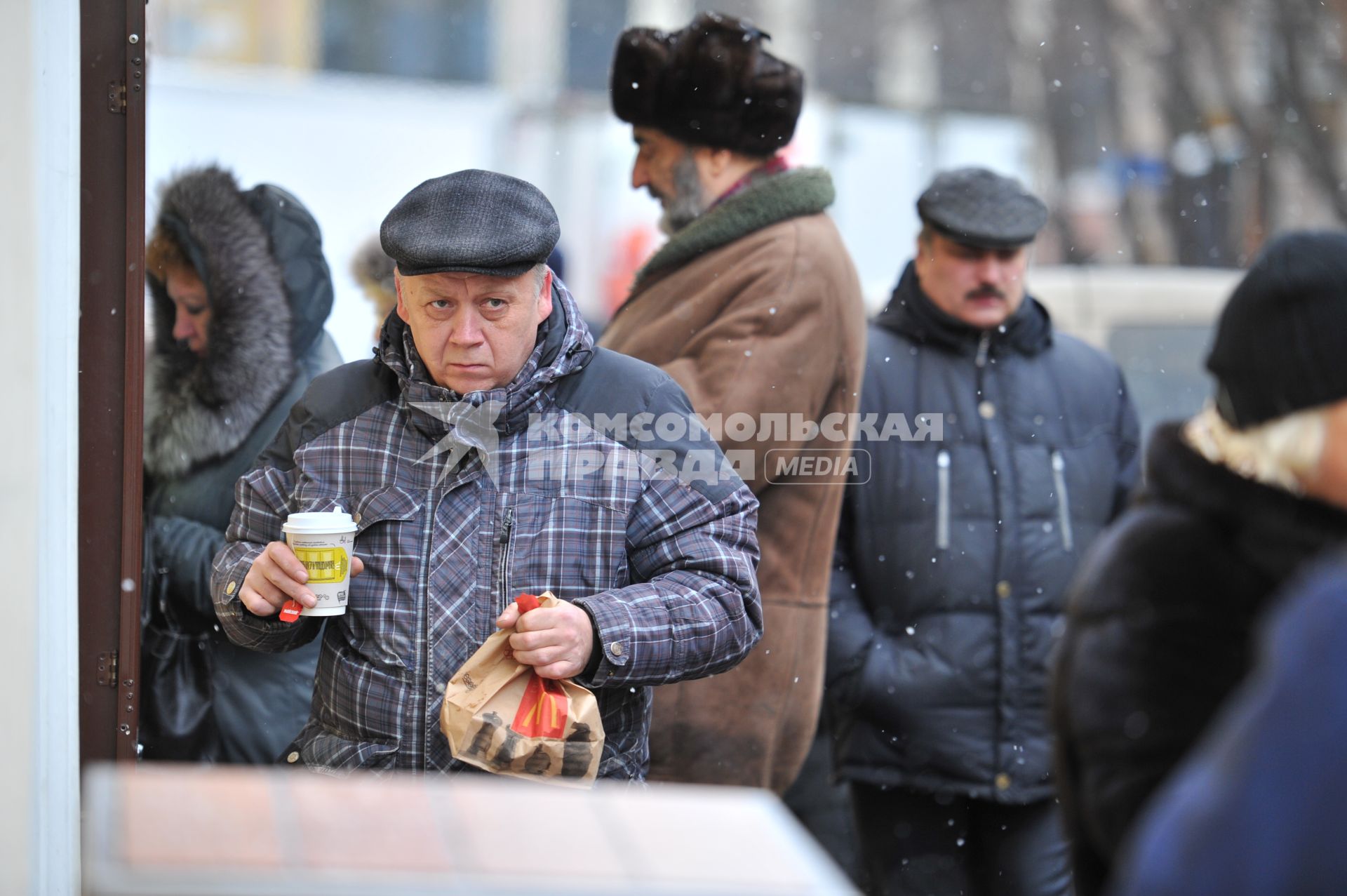 Мужчина с фаст- фудом в руках.