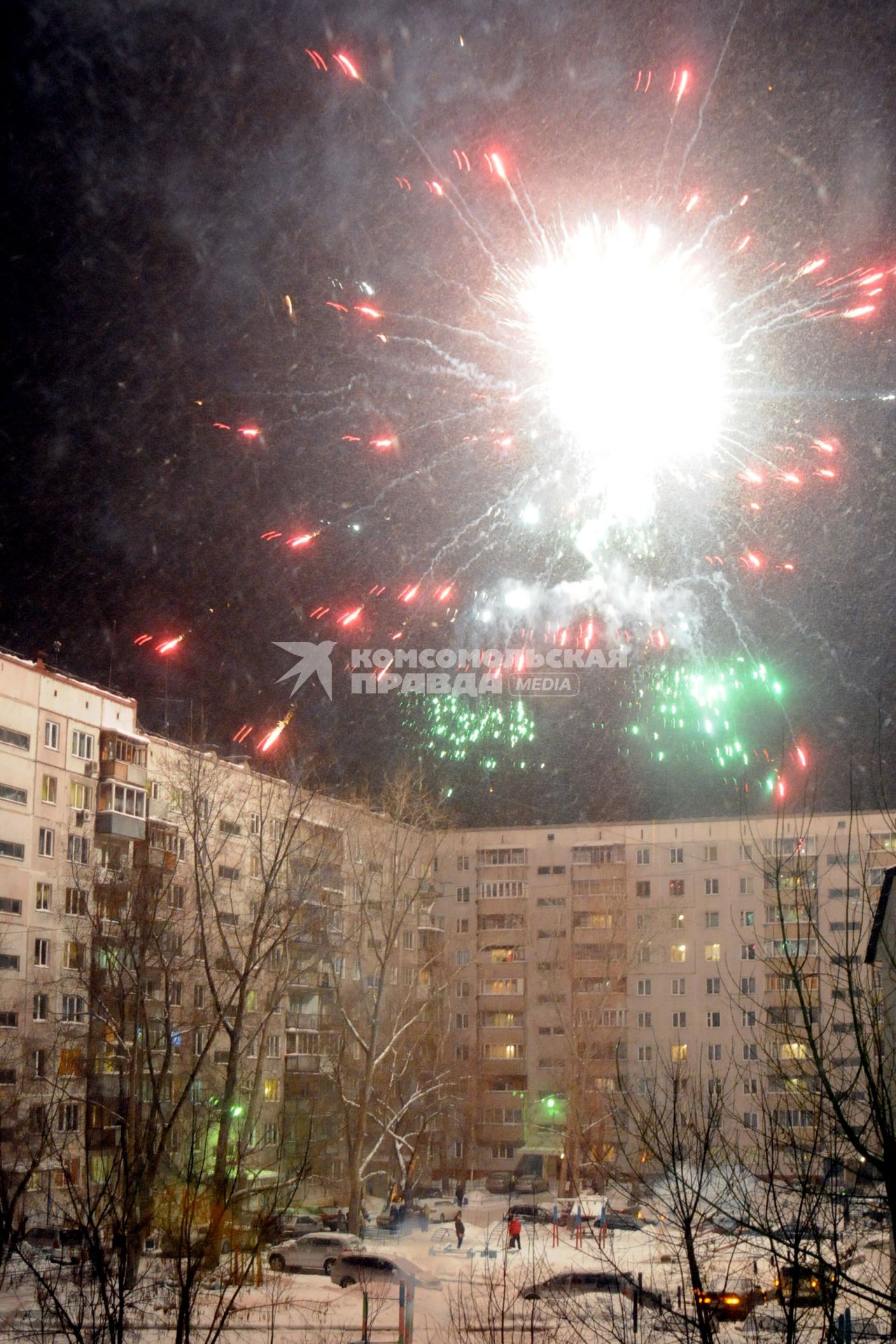 Салют во дворе жилого дома.