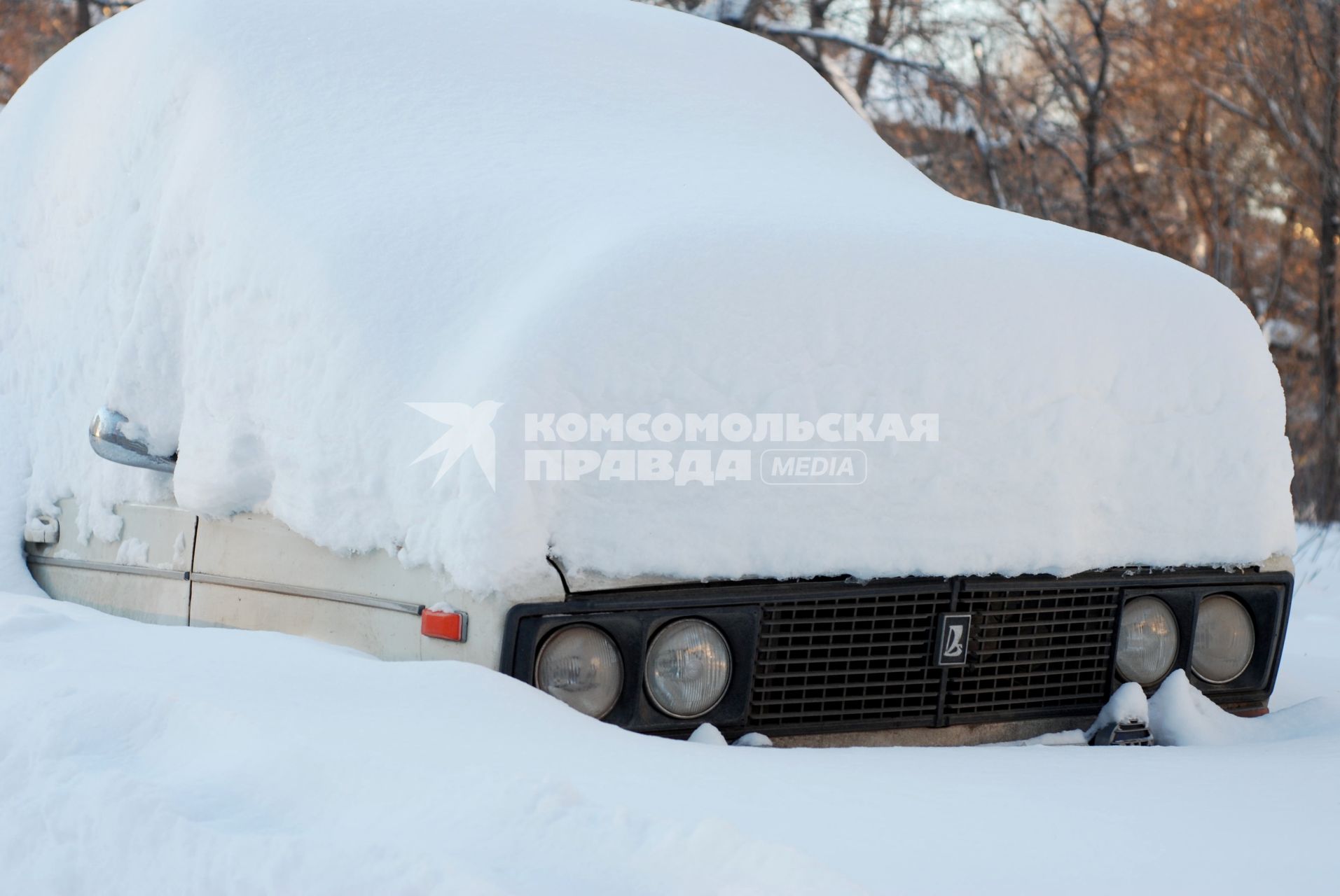 Автомобиль под сугробом.