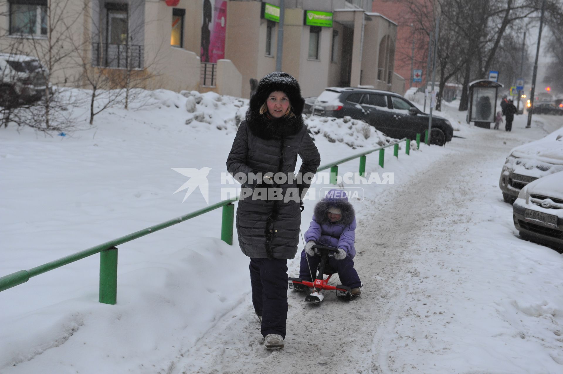 Мама с ребенком во время прогулки.