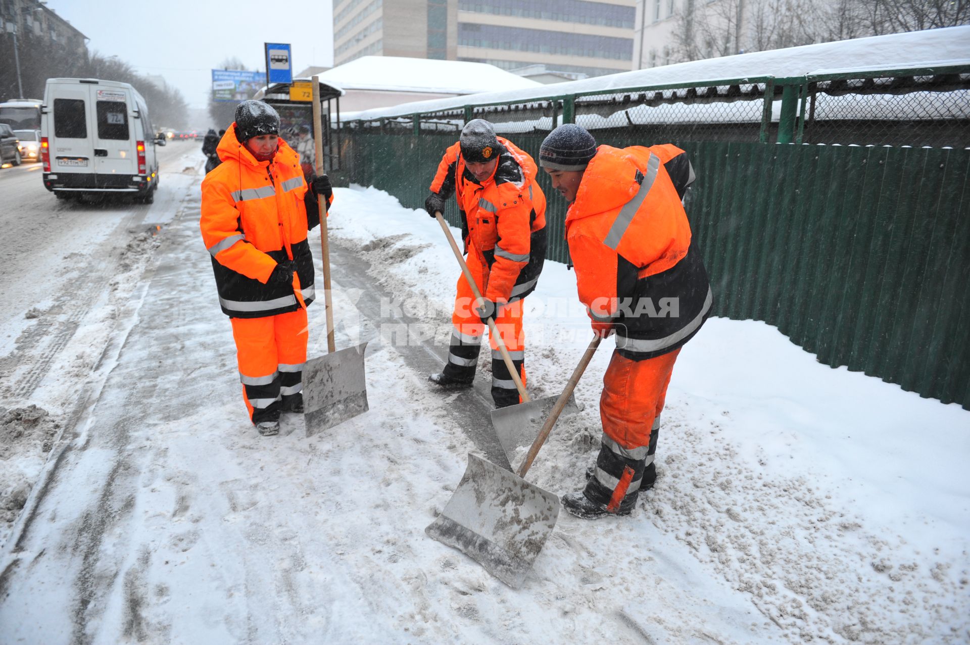 Северный округ. На снимки: дворники убирают снег.