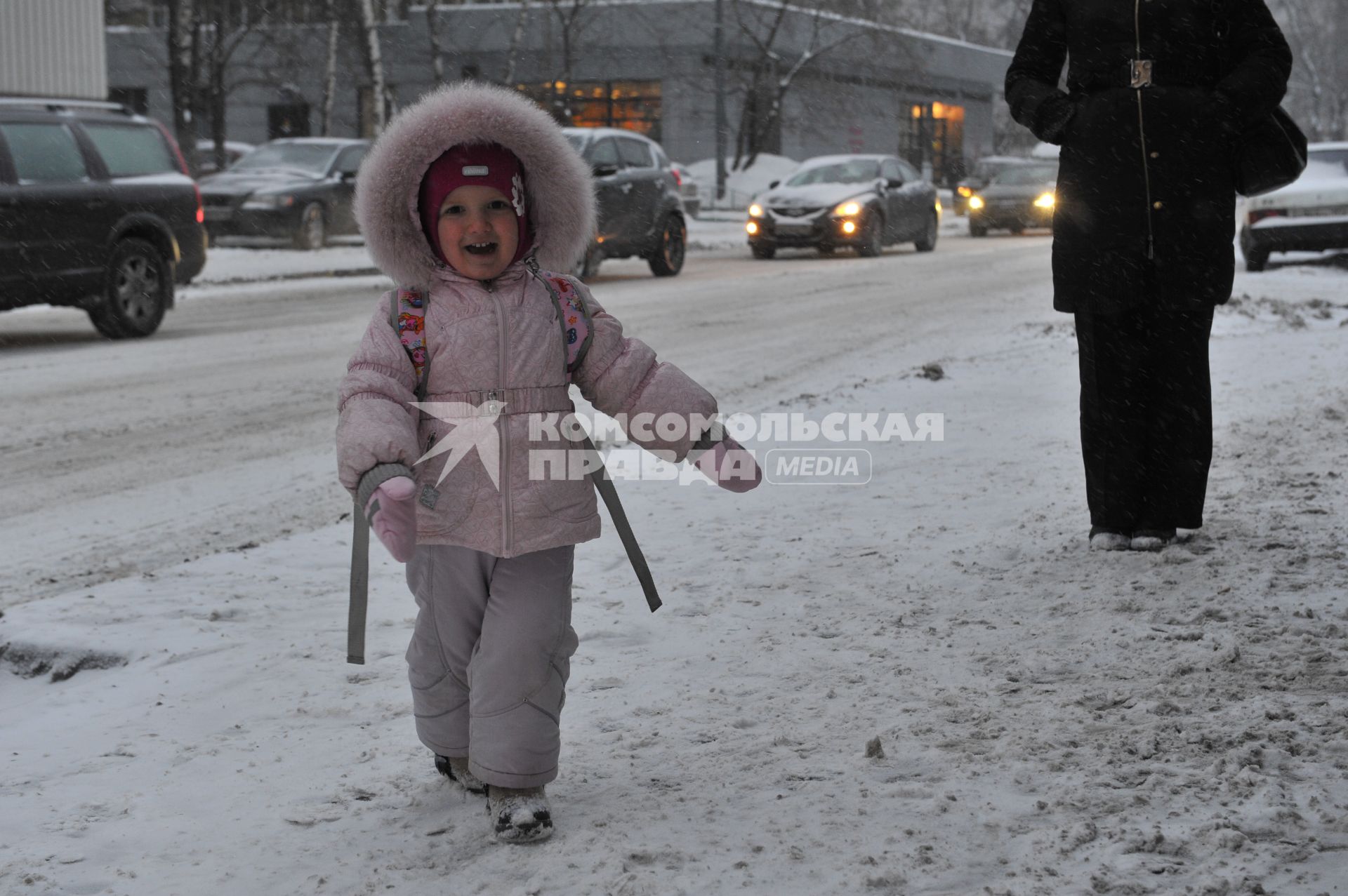 Мама с ребенком во время прогулки.