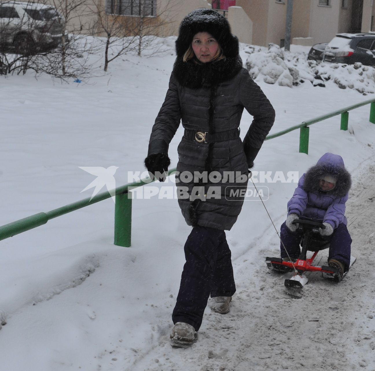 Мама с ребенком во время прогулки.