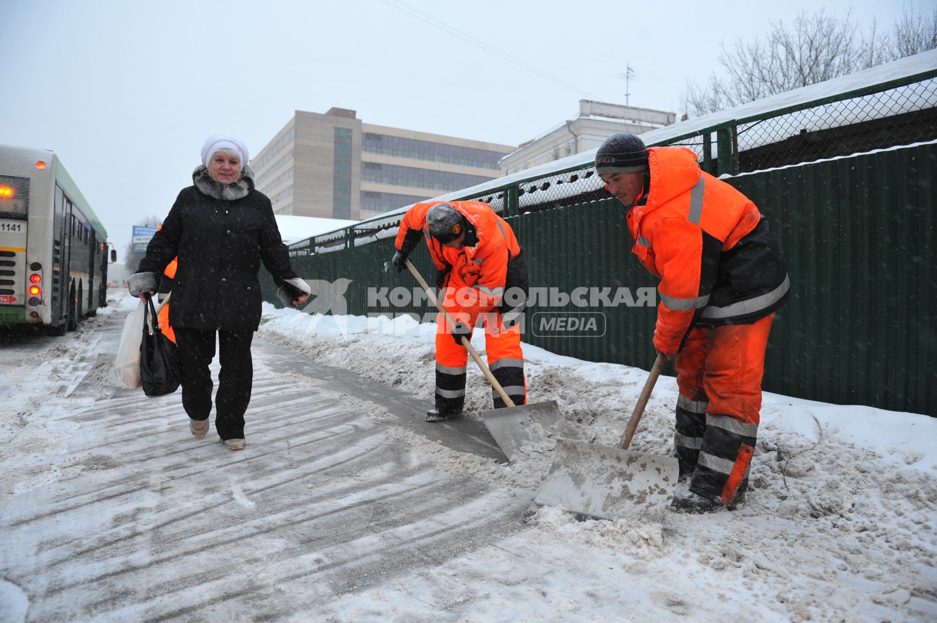 Северный округ. На снимки: дворники убирают снег.