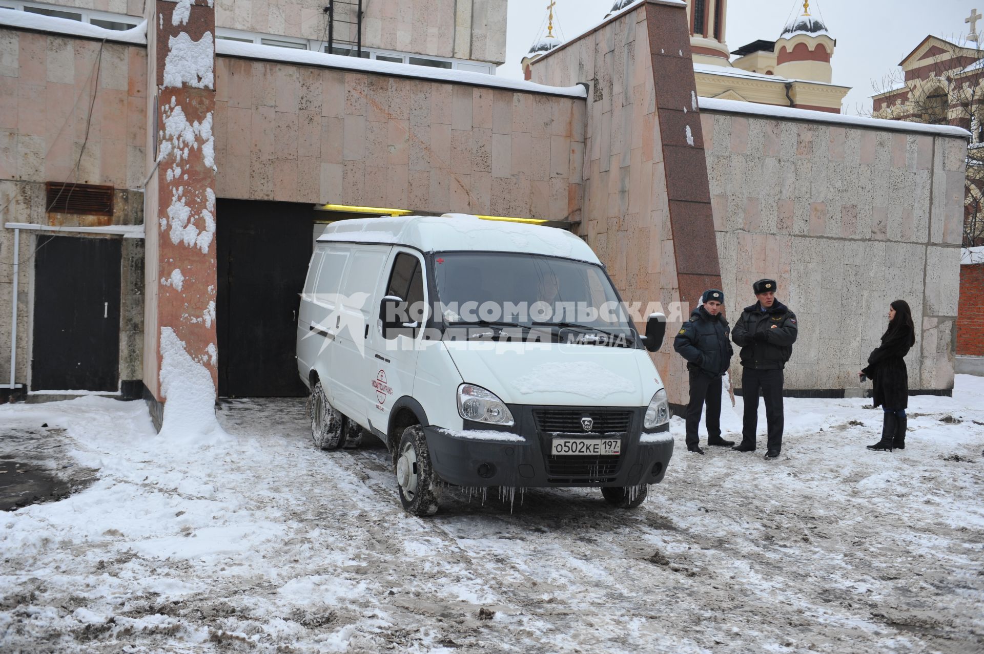 Морг Боткинской больницы. На снимке: автомобиль с телом  убитого криминального авторитета Аслана Усояна (Дед Хасан). Аслан Усоян был застрелен 16 января 2013 года на Поварской улице.