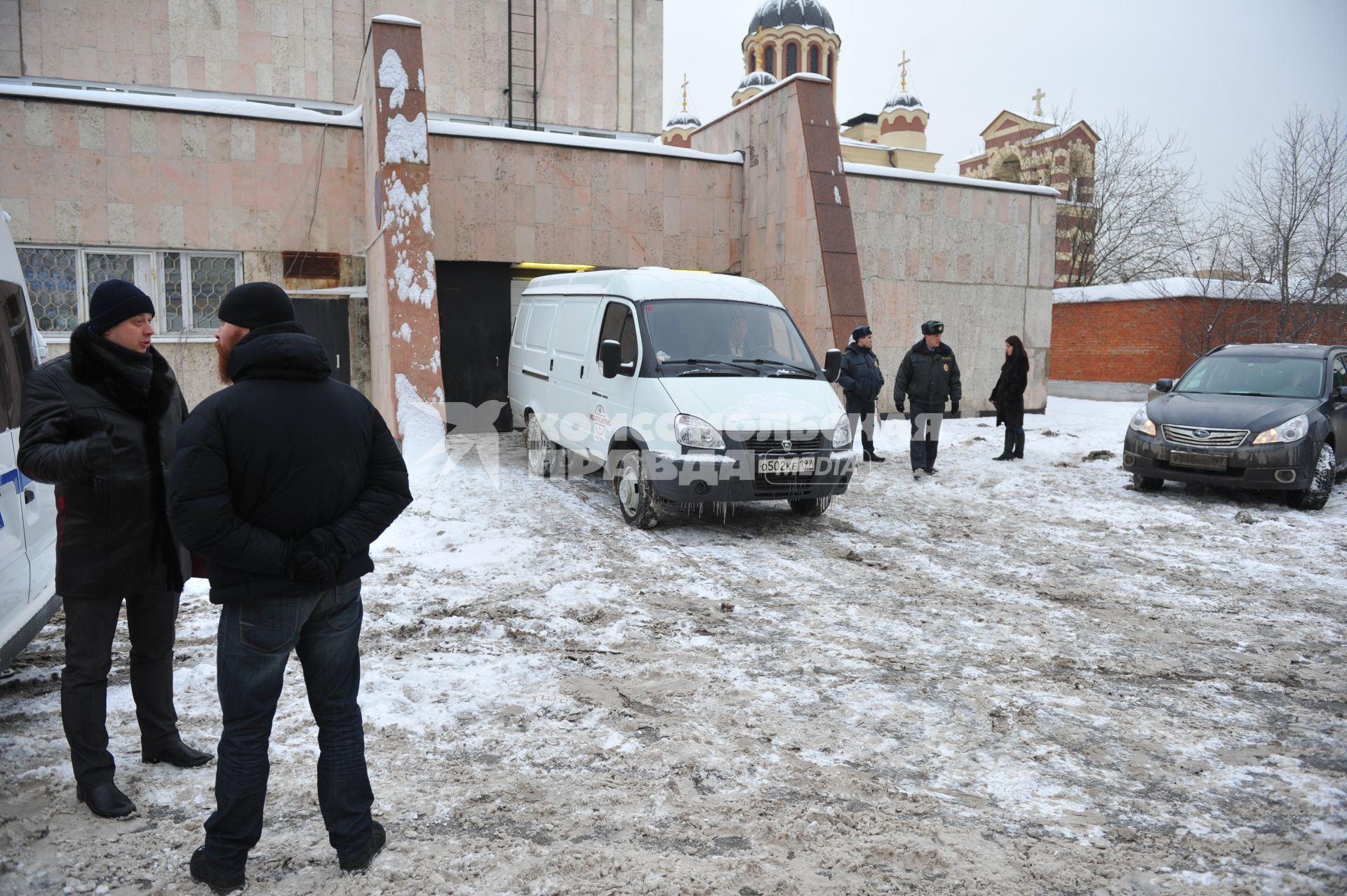 Морг Боткинской больницы. На снимке: автомобиль с телом  убитого криминального авторитета Аслана Усояна (Дед Хасан). Аслан Усоян был застрелен 16 января 2013 года на Поварской улице.