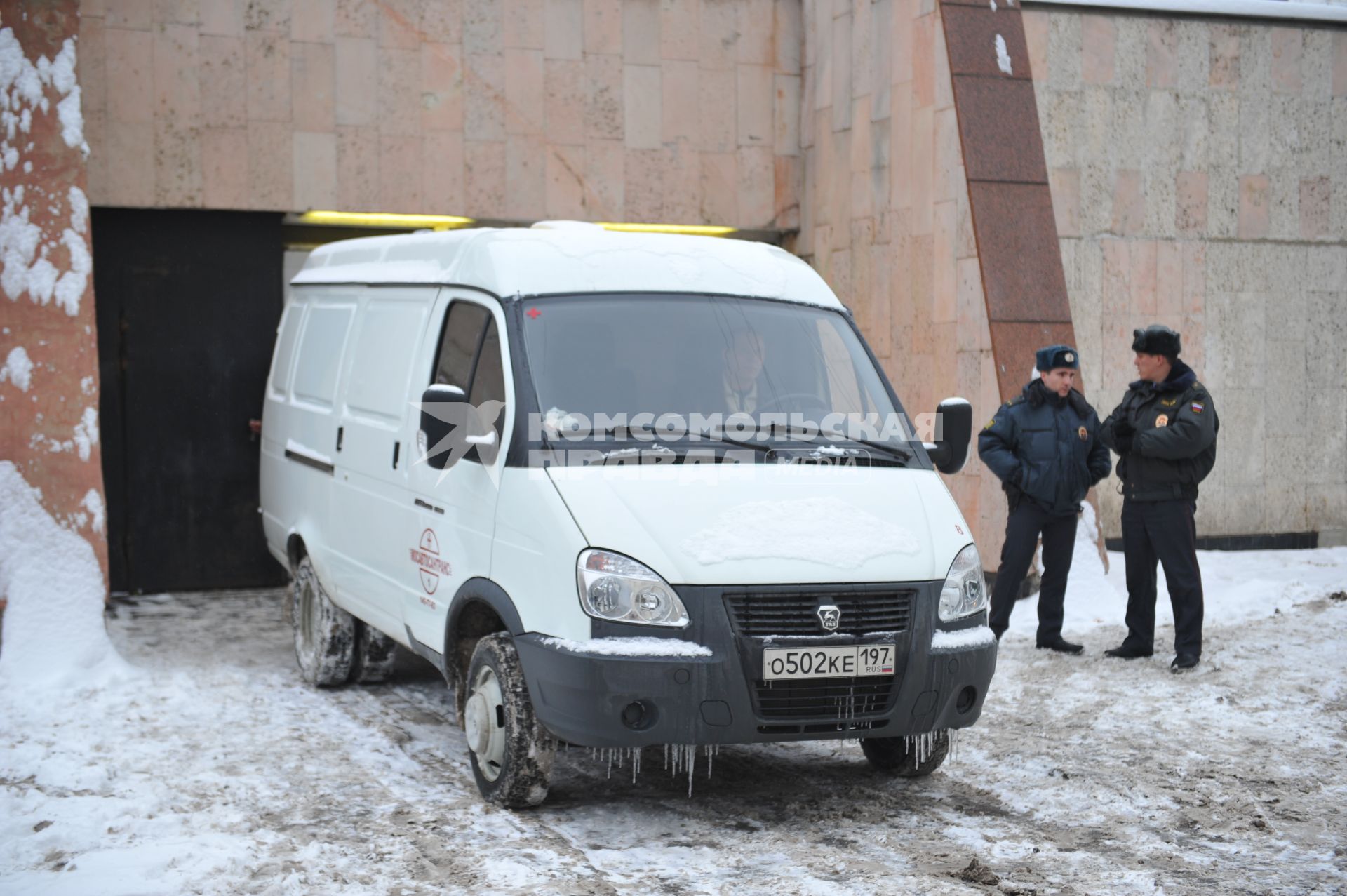 Морг Боткинской больницы. На снимке: автомобиль с телом  убитого криминального авторитета Аслана Усояна (Дед Хасан). Аслан Усоян был застрелен 16 января 2013 года на Поварской улице.