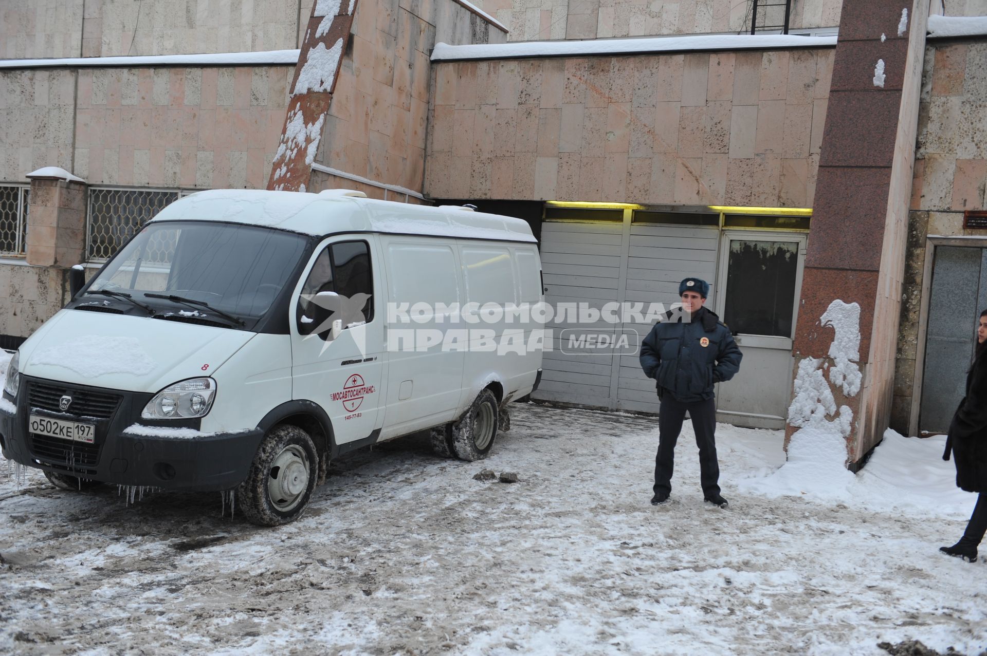 Морг Боткинской больницы. На снимке: автомобиль с телом  убитого криминального авторитета Аслана Усояна (Дед Хасан). Аслан Усоян был застрелен 16 января 2013 года на Поварской улице.