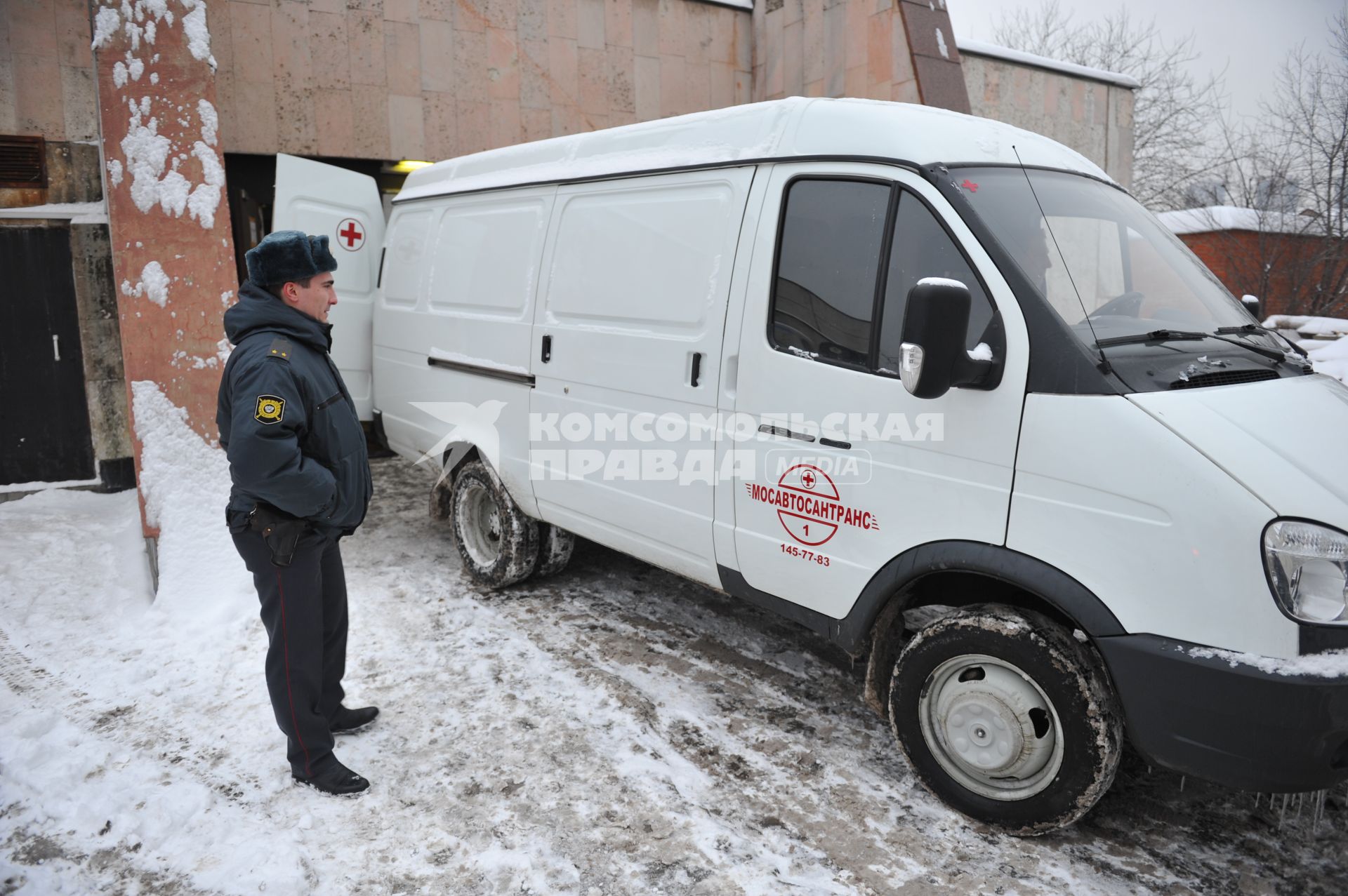 Морг Боткинской больницы. На снимке: автомобиль с телом  убитого криминального авторитета Аслана Усояна (Дед Хасан). Аслан Усоян был застрелен 16 января 2013 года на Поварской улице.