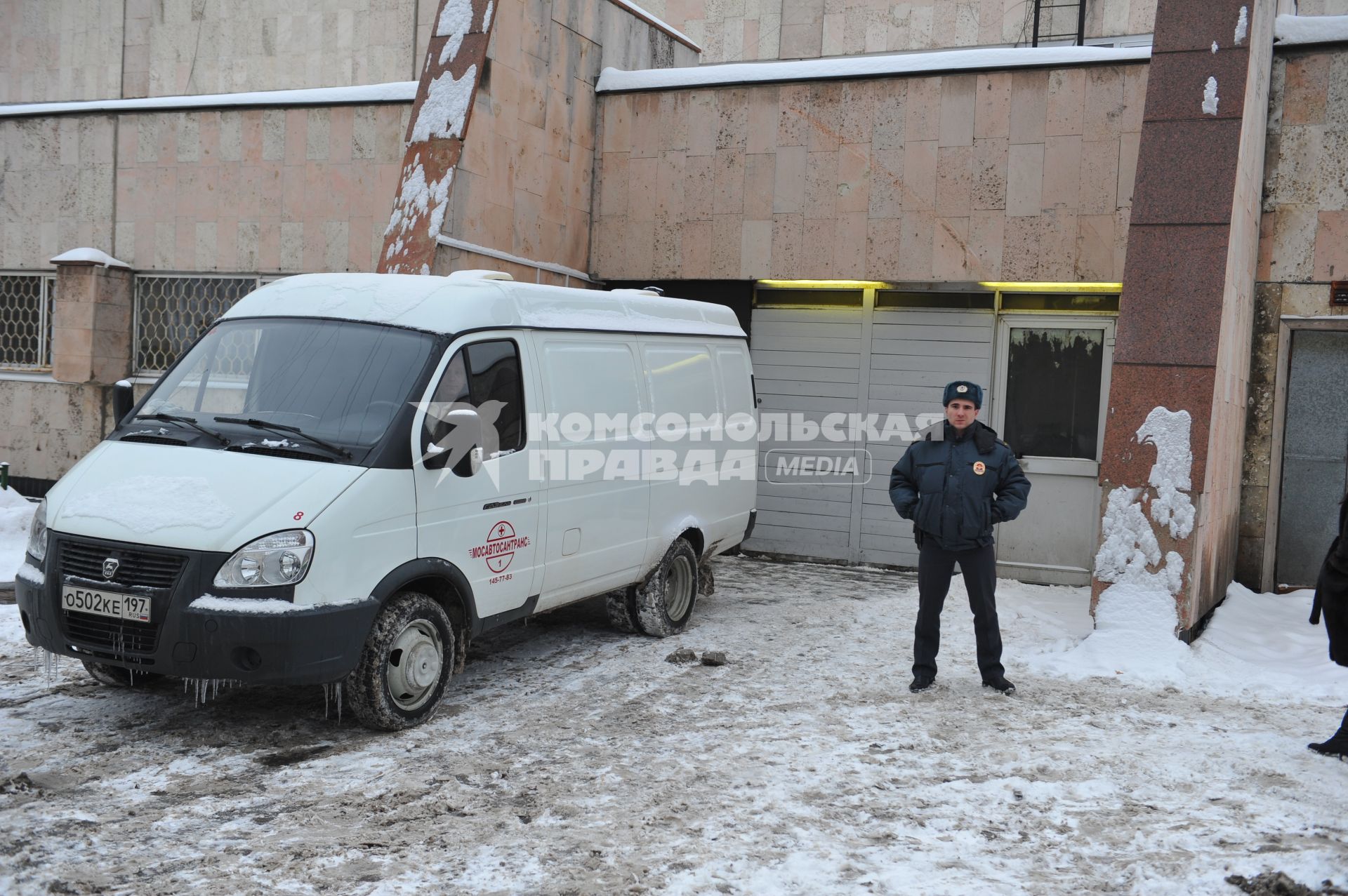 Морг Боткинской больницы. На снимке: автомобиль с телом  убитого криминального авторитета Аслана Усояна (Дед Хасан). Аслан Усоян был застрелен 16 января 2013 года на Поварской улице.