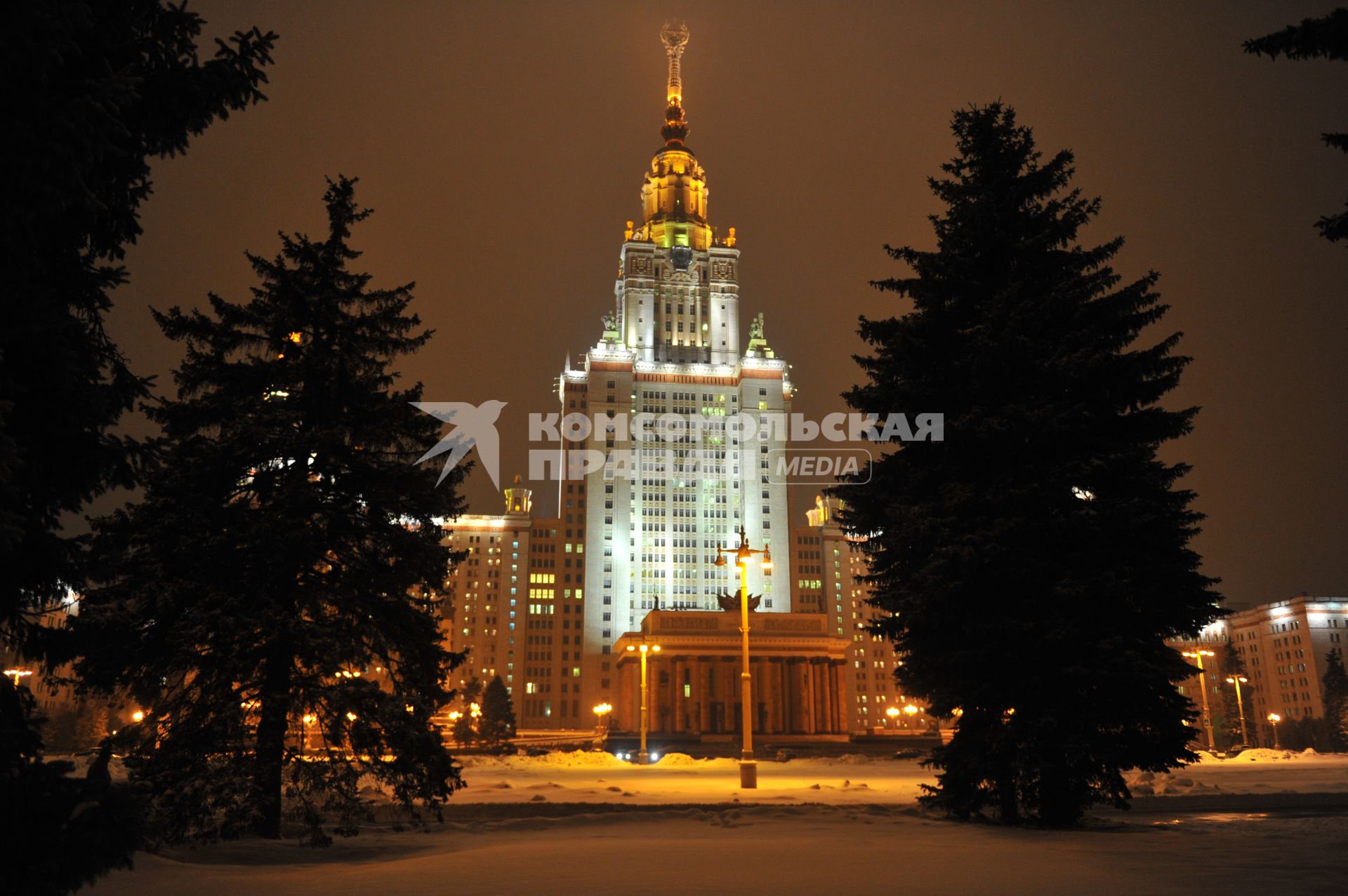 Виды Москвы. На снимке: здание МГУ.