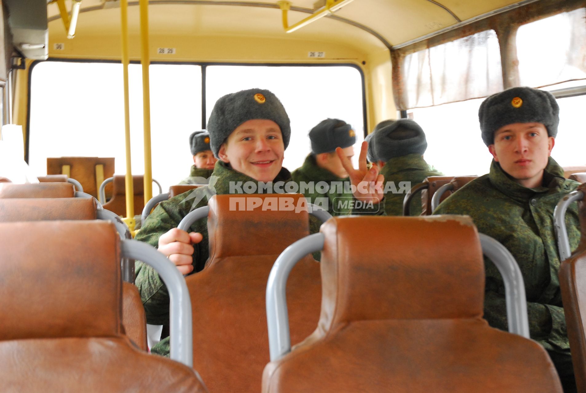 Очередная партия тульских новобранцев отправиляется на службу на крейсер `Варяг`. Новобранцы сидят в автобусе.