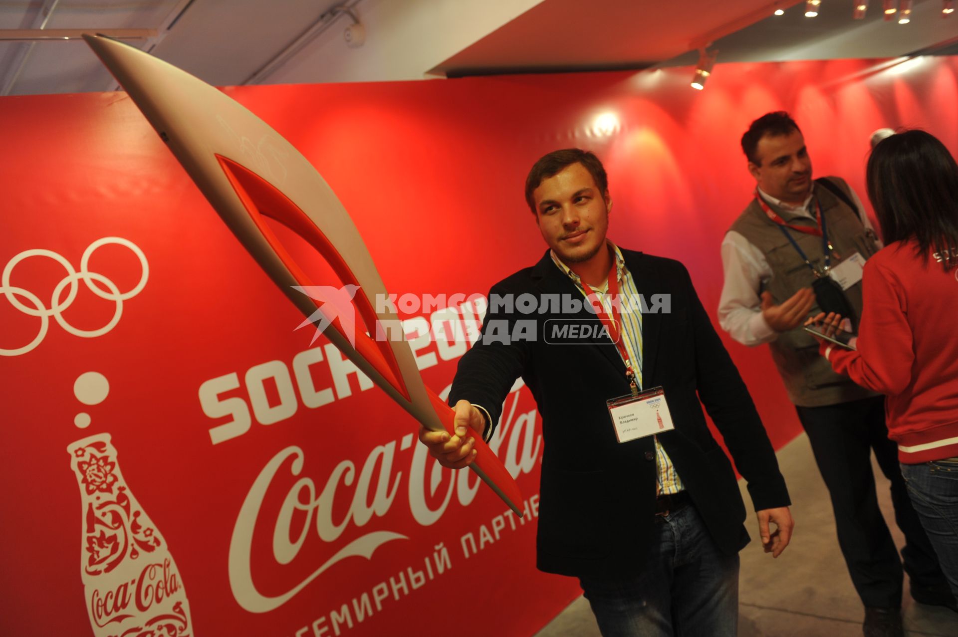 Центр фотографии имени братьев Люмьер. Выставка `Coca-Cola. Пронеси Олимпийский Огонь. Вливайся!`. Открытие. На снимке: факел Олимпийских Игр 2014 в Сочи(Россия).