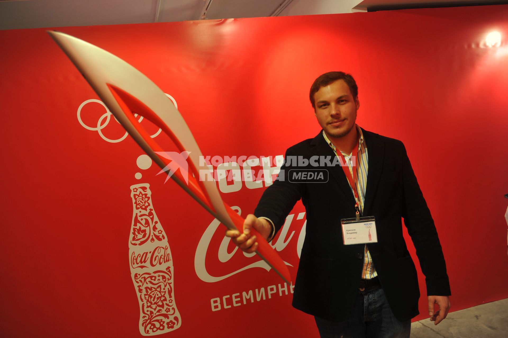 Центр фотографии имени братьев Люмьер. Выставка `Coca-Cola. Пронеси Олимпийский Огонь. Вливайся!`. Открытие. На снимке: факел Олимпийских Игр 2014 в Сочи(Россия).