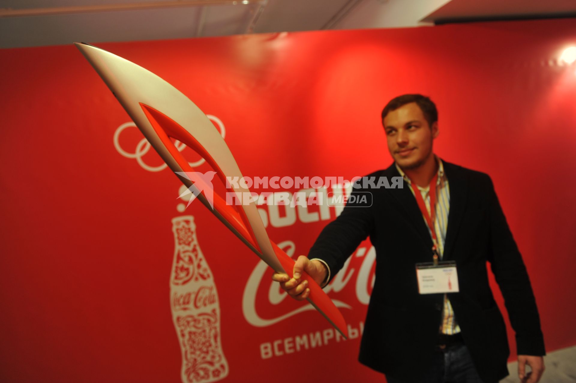 Центр фотографии имени братьев Люмьер. Выставка `Coca-Cola. Пронеси Олимпийский Огонь. Вливайся!`. Открытие. На снимке: факел Олимпийских Игр 2014 в Сочи(Россия).