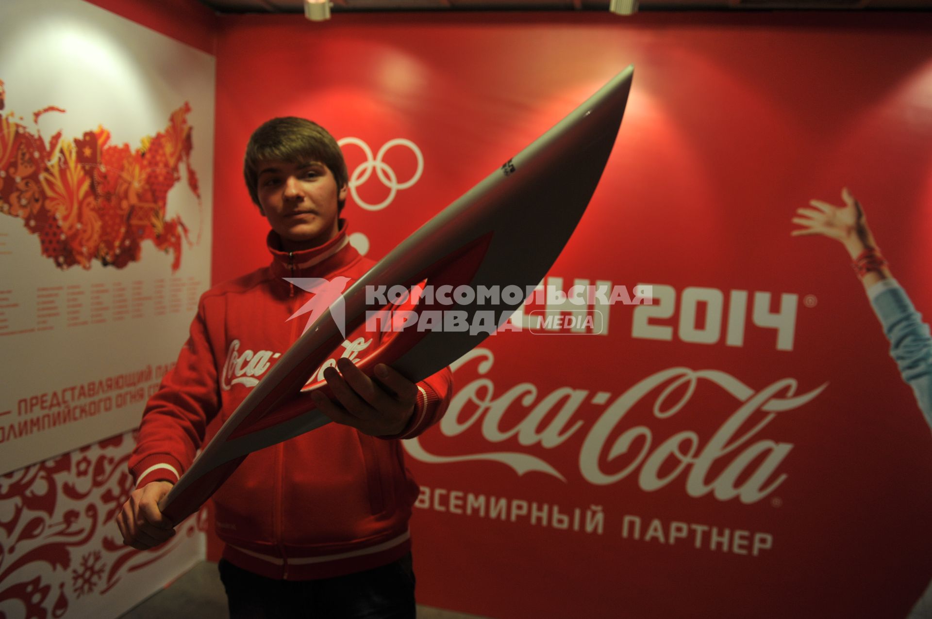 Центр фотографии имени братьев Люмьер. Выставка `Coca-Cola. Пронеси Олимпийский Огонь. Вливайся!`. Открытие. На снимке: факел Олимпийских Игр 2014 в Сочи(Россия).