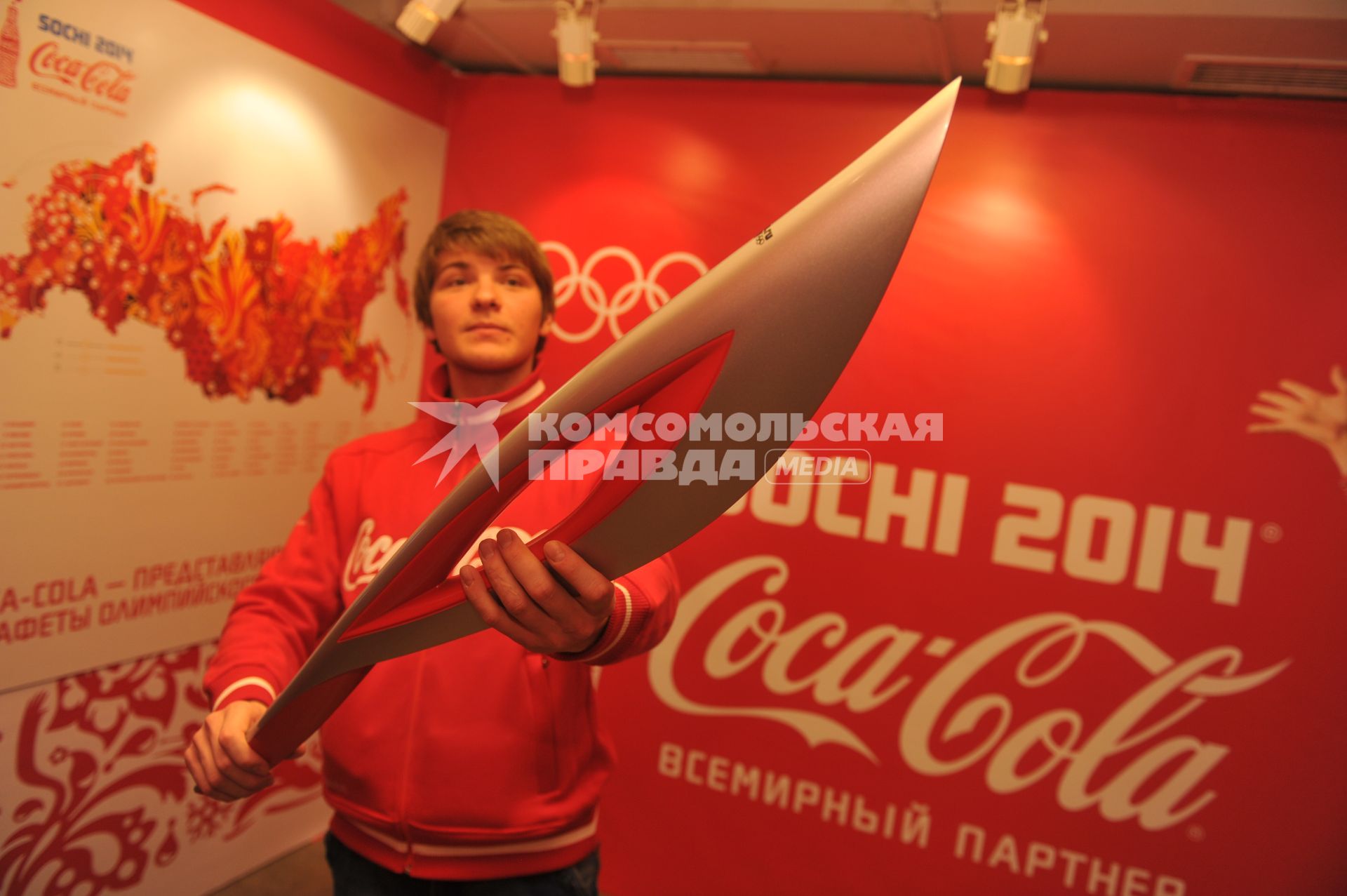 Центр фотографии имени братьев Люмьер. Выставка `Coca-Cola. Пронеси Олимпийский Огонь. Вливайся!`. Открытие. На снимке: факел Олимпийских Игр 2014 в Сочи(Россия).