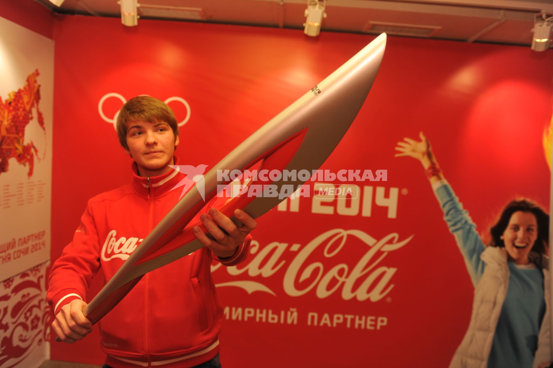 Центр фотографии имени братьев Люмьер. Выставка `Coca-Cola. Пронеси Олимпийский Огонь. Вливайся!`. Открытие. На снимке: факел Олимпийских Игр 2014 в Сочи(Россия).