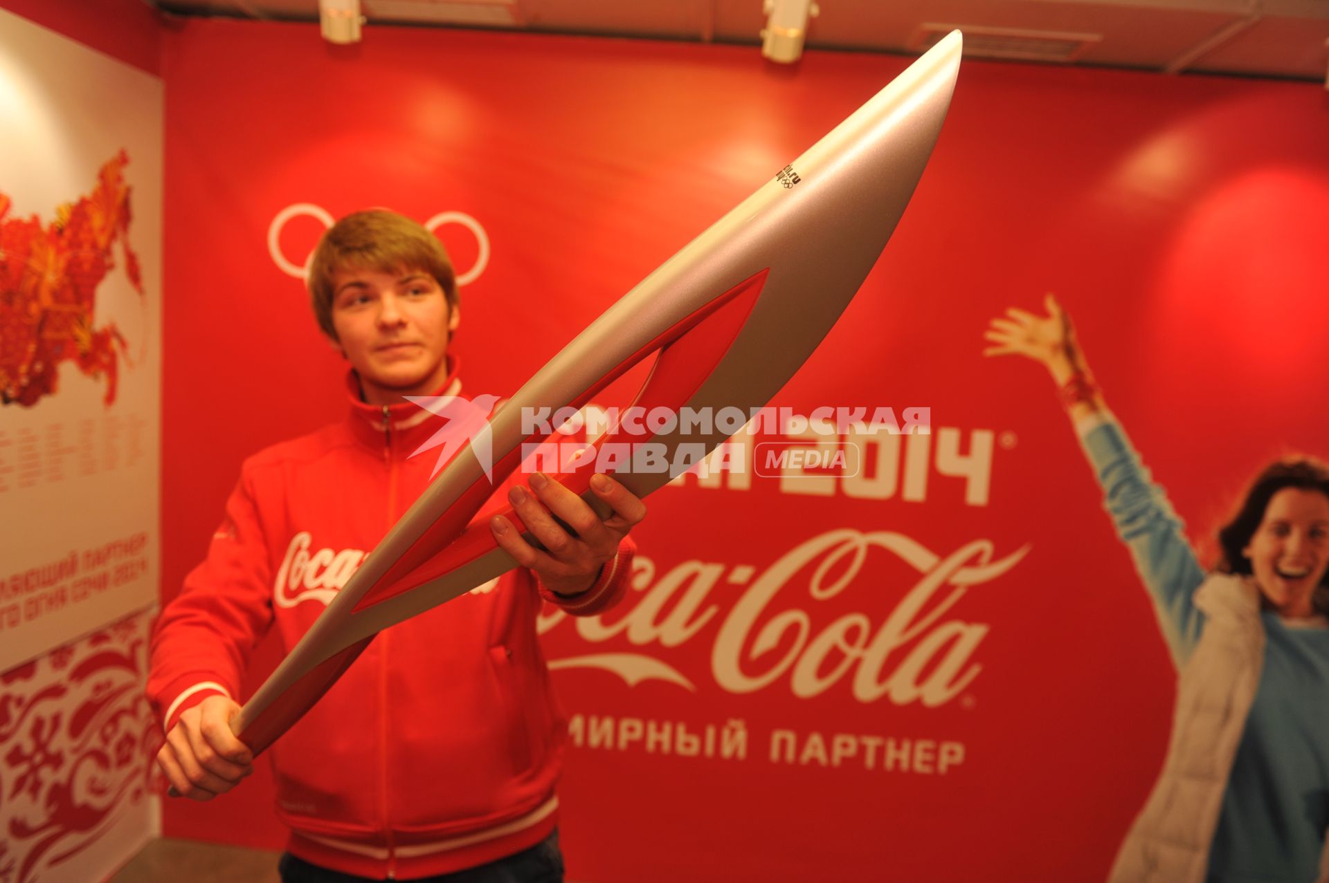 Центр фотографии имени братьев Люмьер. Выставка `Coca-Cola. Пронеси Олимпийский Огонь. Вливайся!`. Открытие. На снимке: факел Олимпийских Игр 2014 в Сочи(Россия).