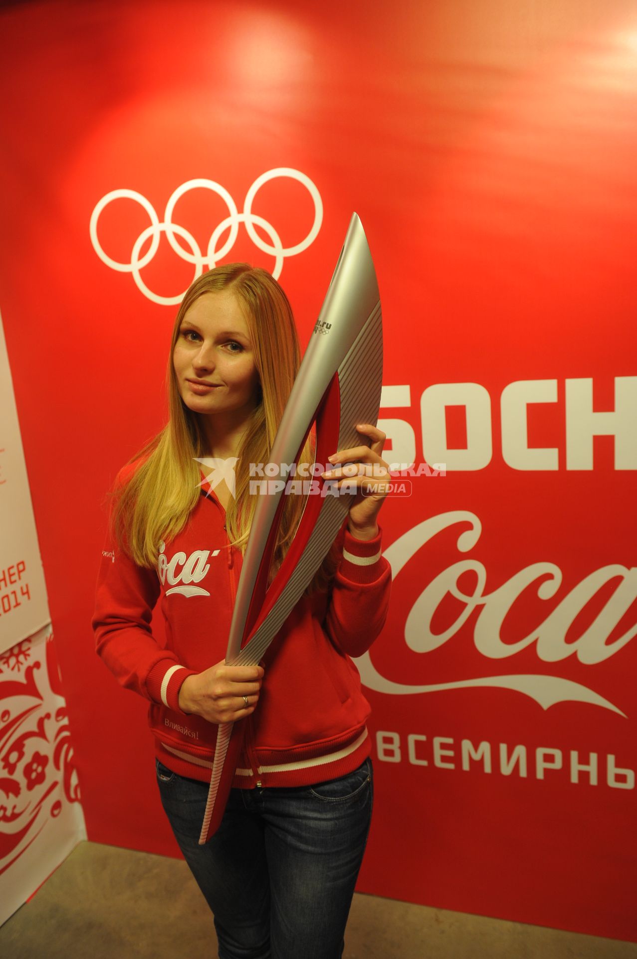 Центр фотографии имени братьев Люмьер. Выставка `Coca-Cola. Пронеси Олимпийский Огонь. Вливайся!`. Открытие. На снимке: факел Олимпийских Игр 2014 в Сочи (Россия).