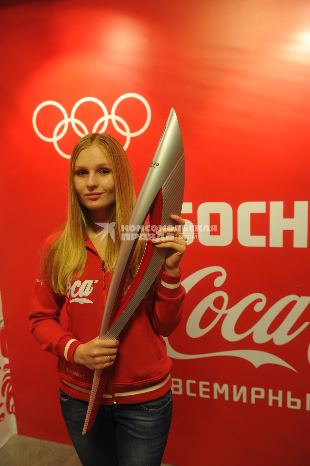 Центр фотографии имени братьев Люмьер. Выставка `Coca-Cola. Пронеси Олимпийский Огонь. Вливайся!`. Открытие. На снимке: факел Олимпийских Игр 2014 в Сочи (Россия).