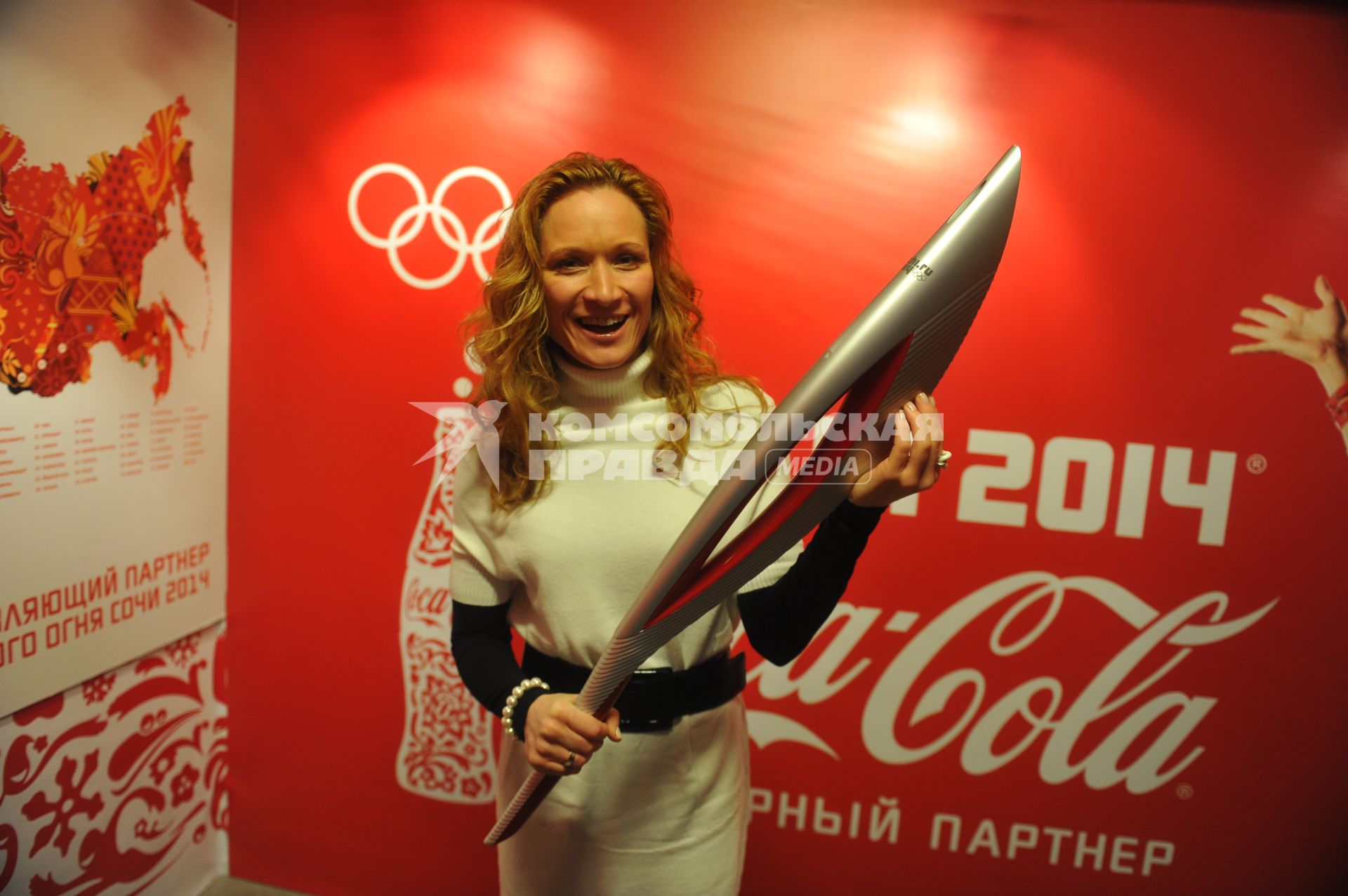 Центр фотографии имени братьев Люмьер. Выставка `Coca-Cola. Пронеси Олимпийский Огонь. Вливайся!`. Открытие. На снимке: 3-х кратная олимпийская чемпионка по синхронному плаванию Мария Киселева с факелом Олимпийских Игр 2014 в Сочи.