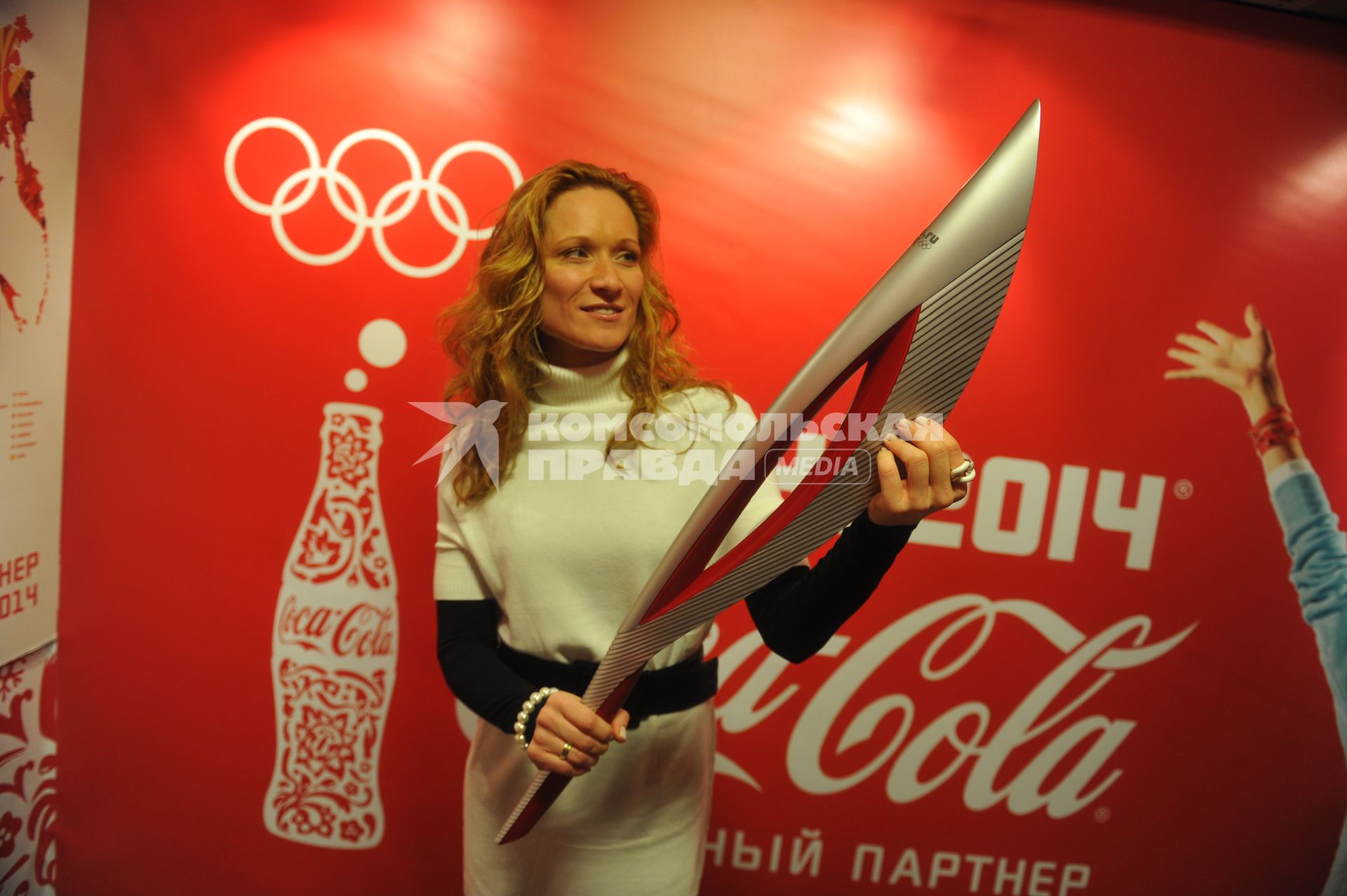 Центр фотографии имени братьев Люмьер. Выставка `Coca-Cola. Пронеси Олимпийский Огонь. Вливайся!`. Открытие. На снимке: 3-х кратная олимпийская чемпионка по синхронному плаванию Мария Киселева с факелом Олимпийских Игр 2014 в Сочи.