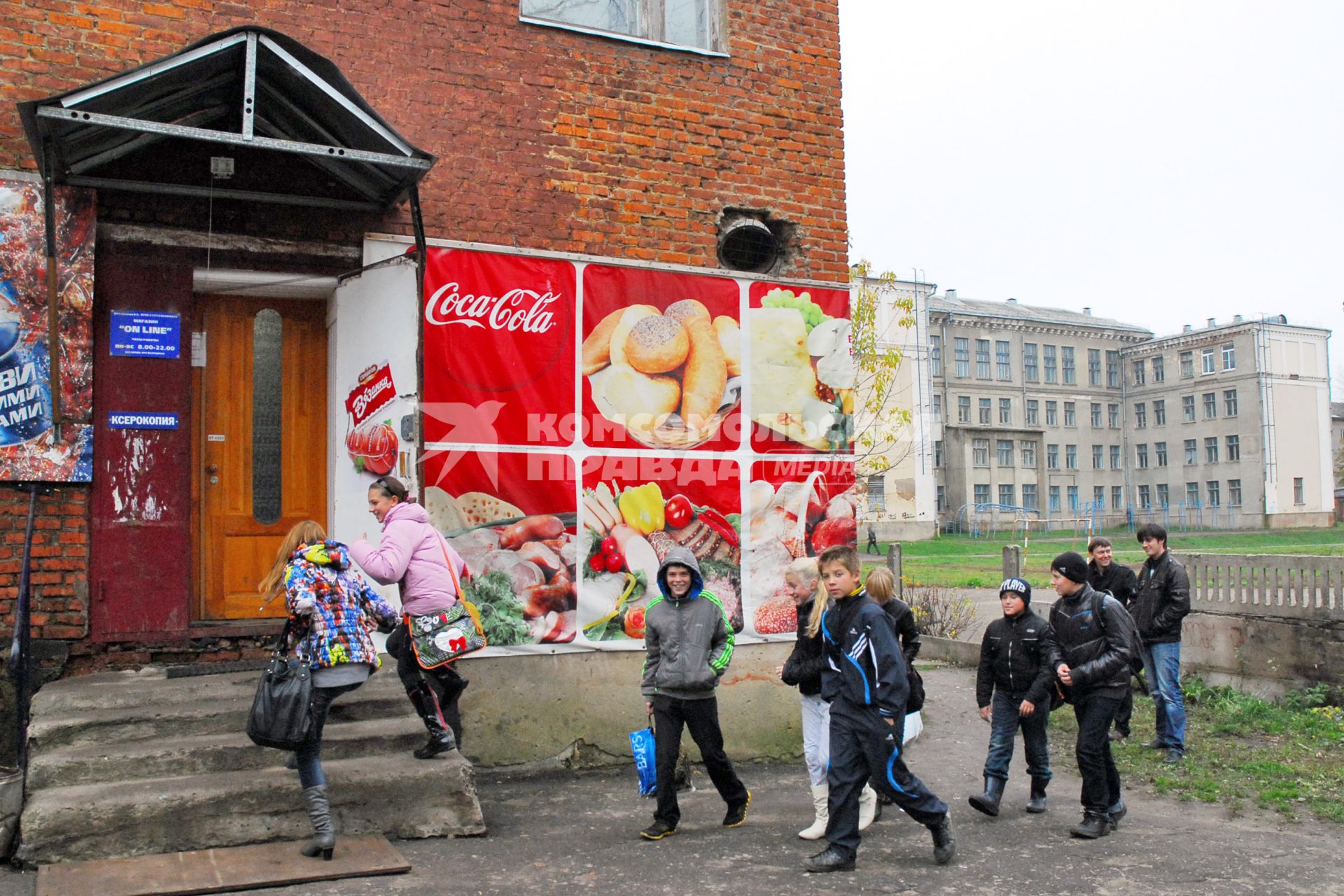 15 октября 2012 года, в Новомосковске Тульской области 10-классник 15-ти лет погиб, отравившись газом, при попытке его `выпить`. На снимке: ближайший к школе магазин.