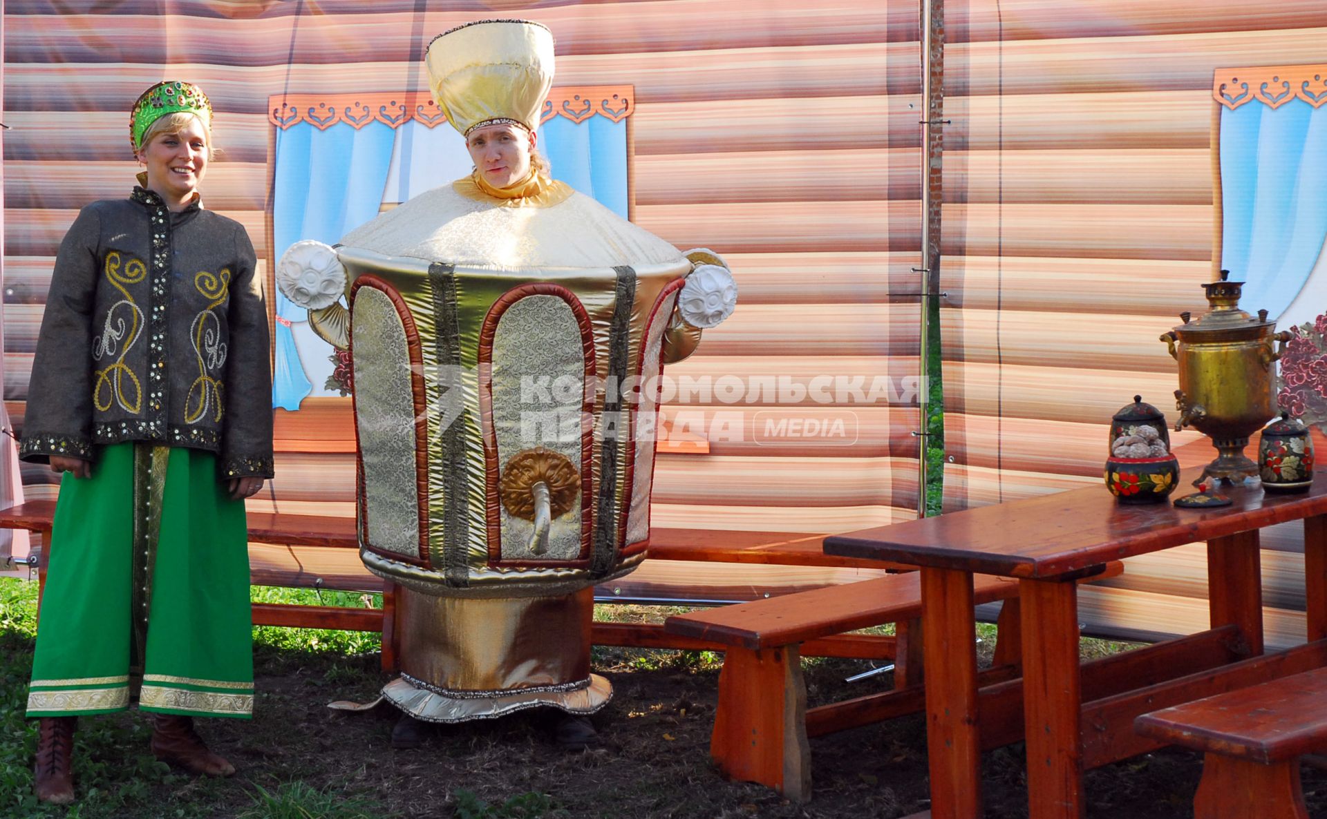 Женщина в русском национальном костюме и мужчина в костюме тульского самовара на праздновании дня тульского пряника в Туле.