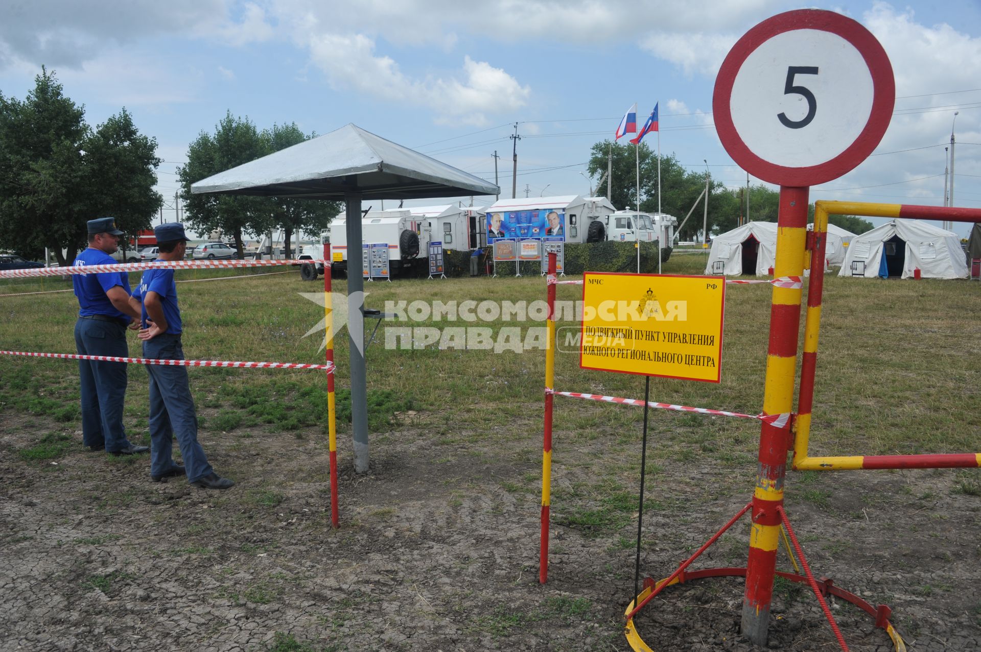 Последствия наводнения в Крымске. Вход на подвижной пункт МЧС.