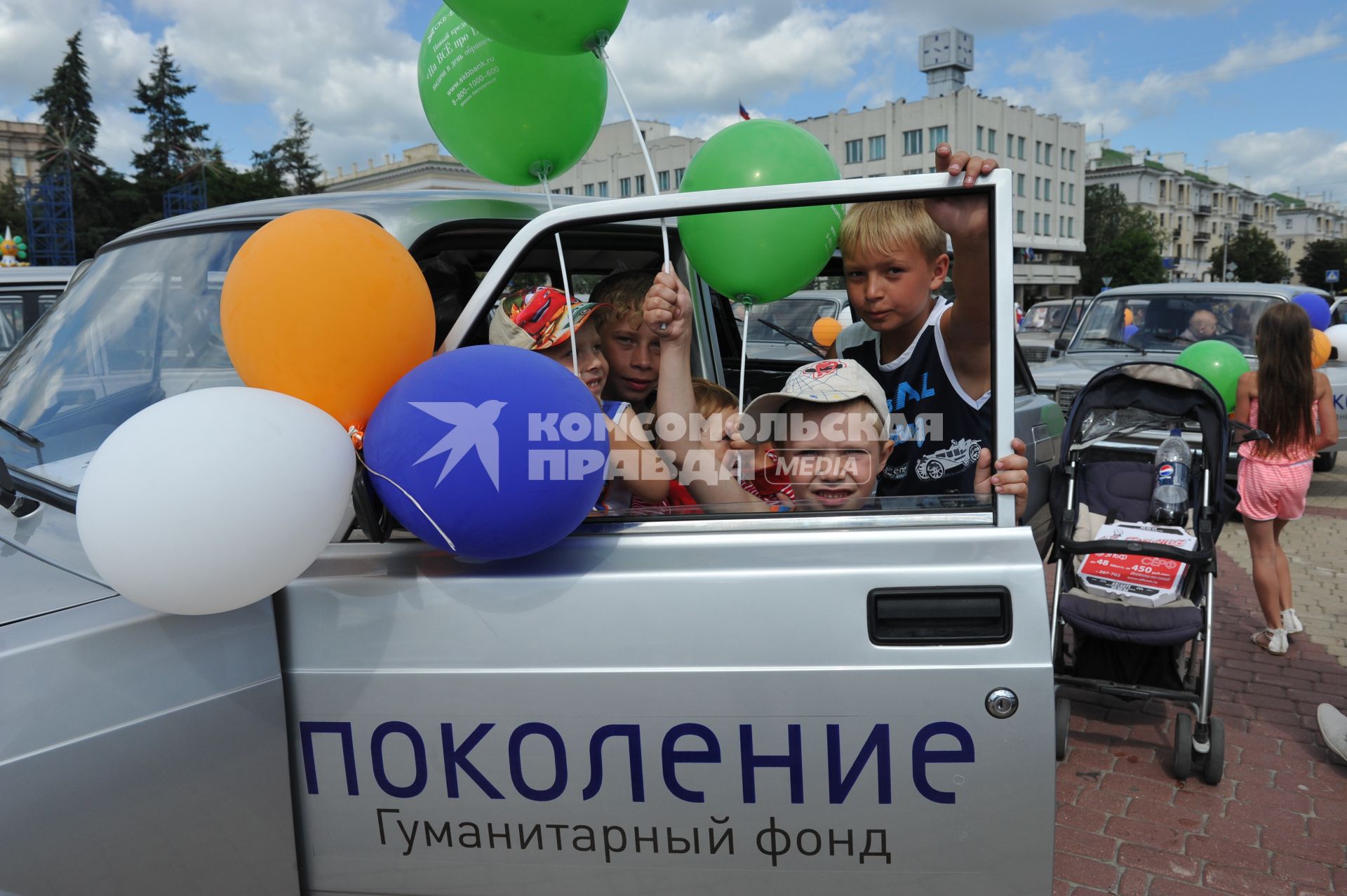 Белгород. Соборная площадь. Церемония вручения многодетным семьям премии `Родительский рекорд`. На снимке: автомобили  ВАЗ-2104, врученные в качестве приза  многодетным семьям Белгородской области.