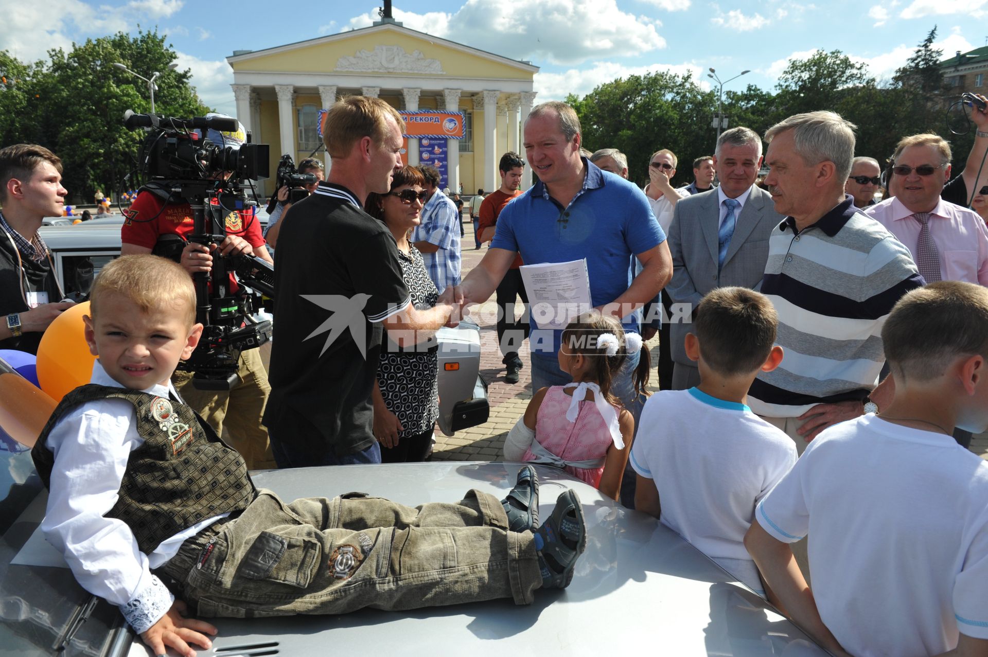 Белгород. Соборная площадь. Церемония вручения многодетным семьям премии `Родительский рекорд`. На снимке: президент фонда `Поколение`  Андрей Скоч (в центре).