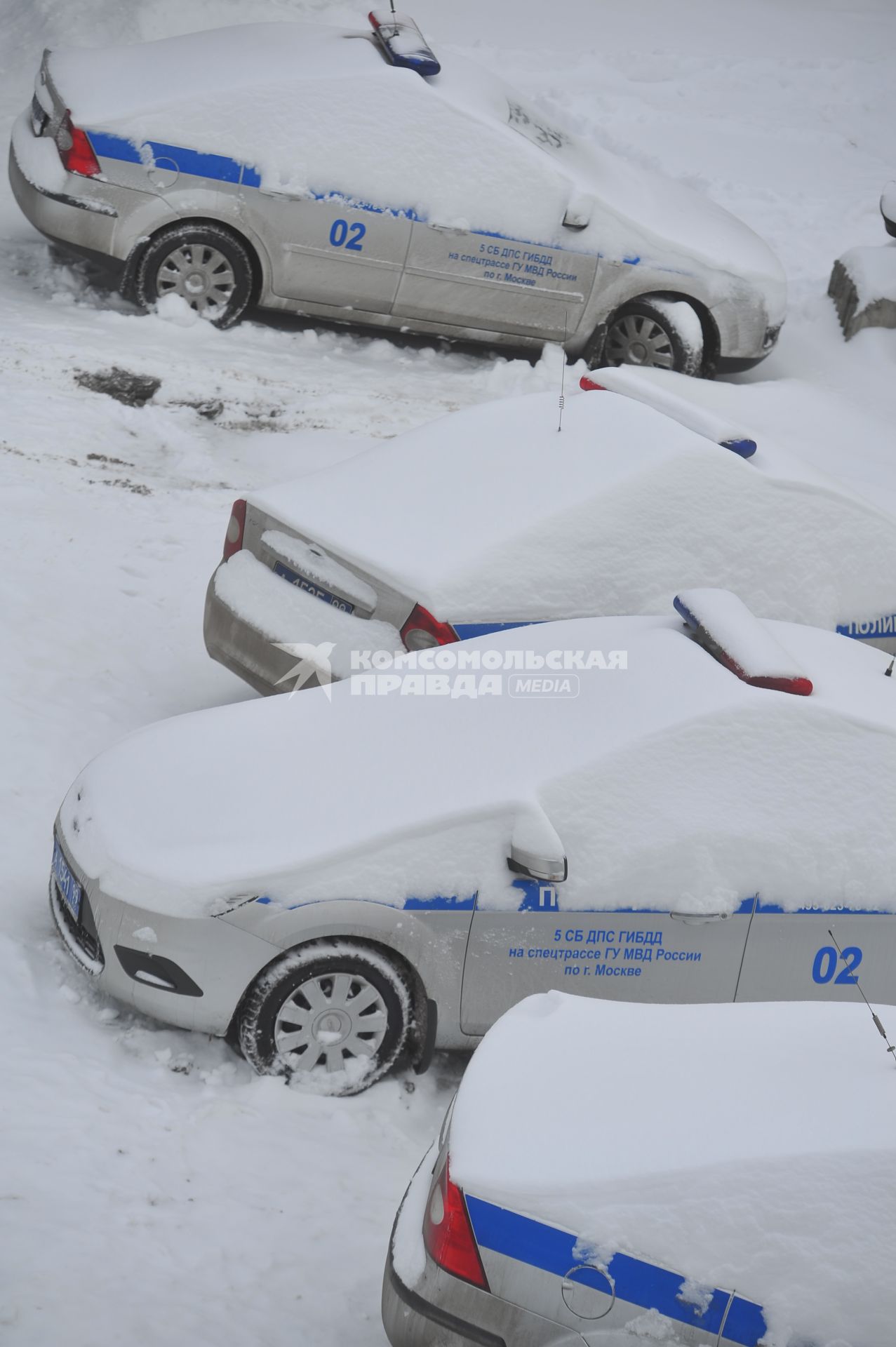 Автомобили полиции в снегу.