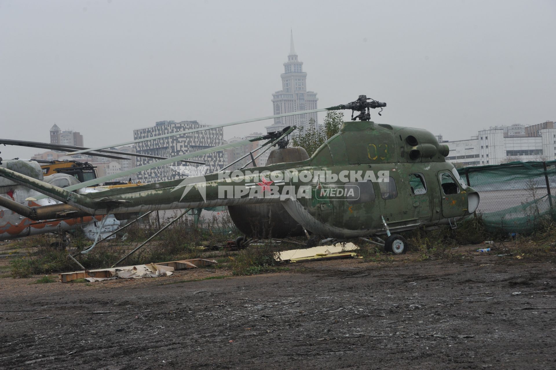 Аэродром на Ходынском поле. На снимке: старый веролет.